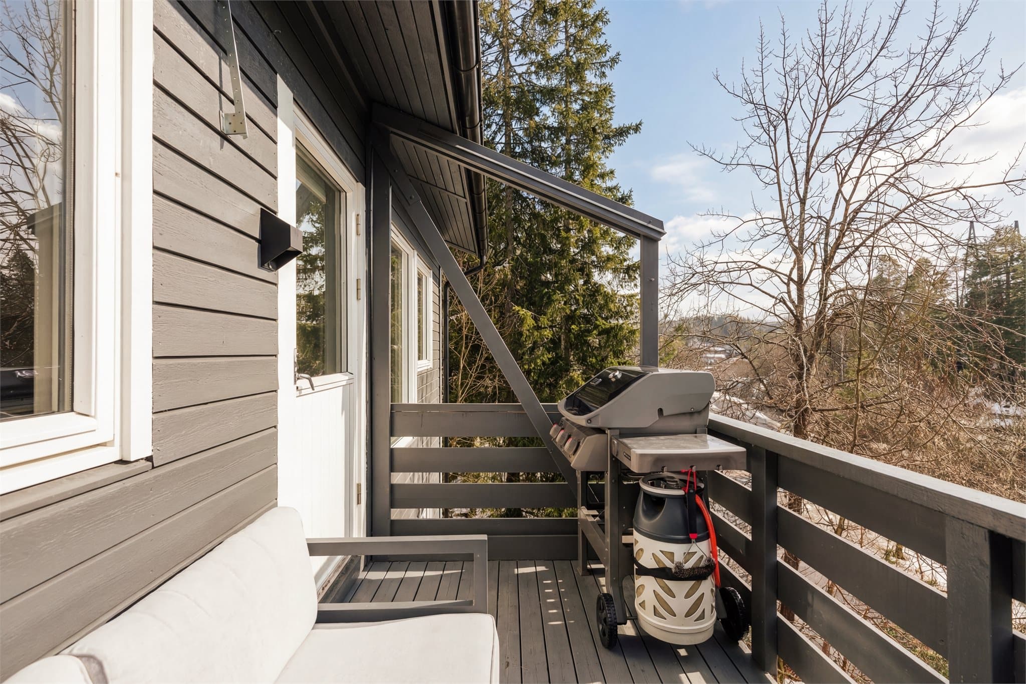 God plass til grill og øvrig møblement.