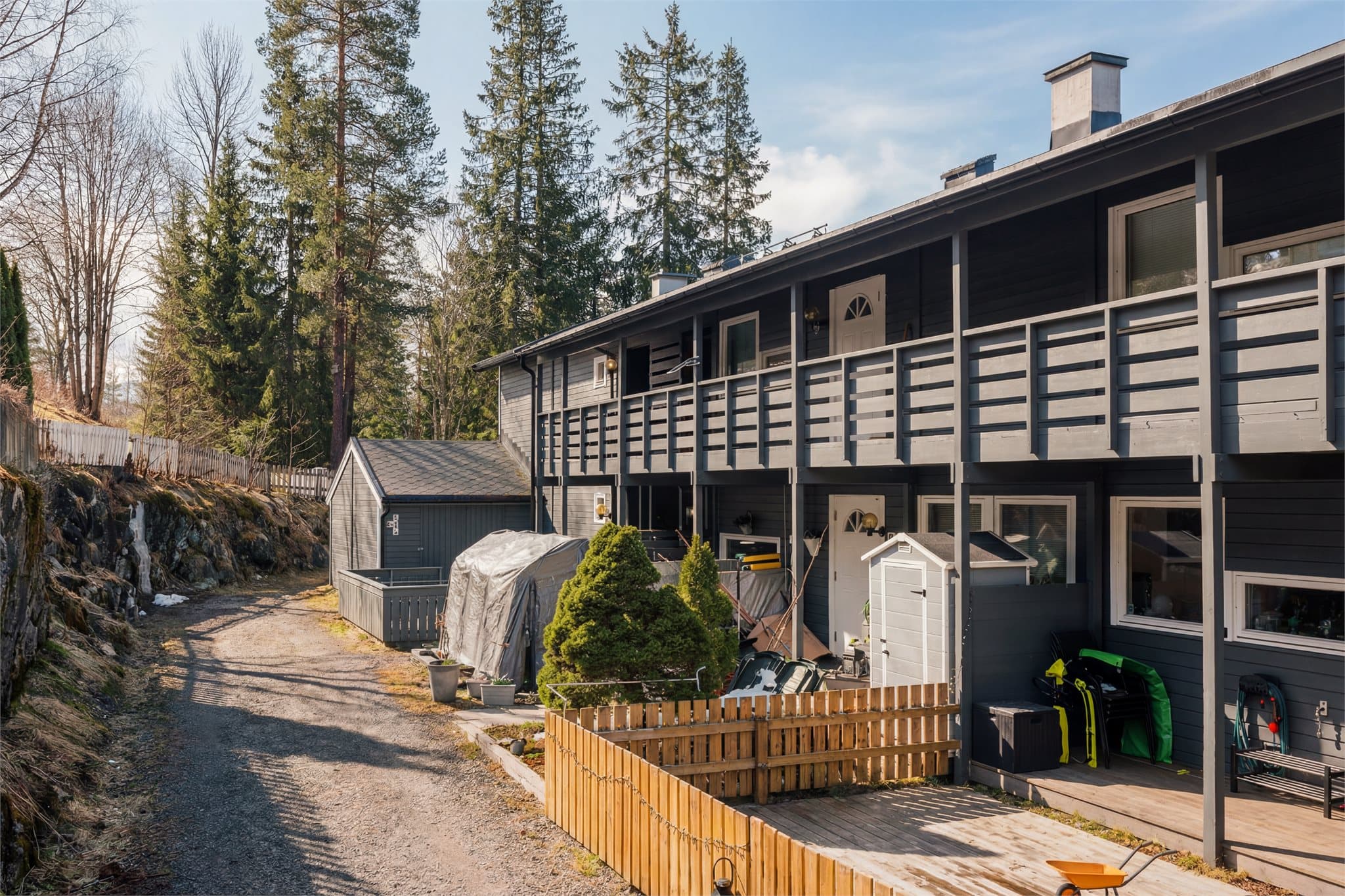 Boligen ligger innerst i gaten ved enden av rekken og har marka som nærmeste nabo - her du du i et trygt og barnevennlig nabolag.