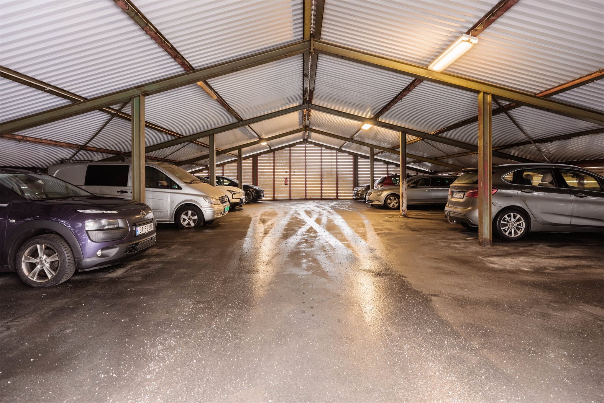 Det medfølger biloppstillingsplass i felles garasjeanlegg.