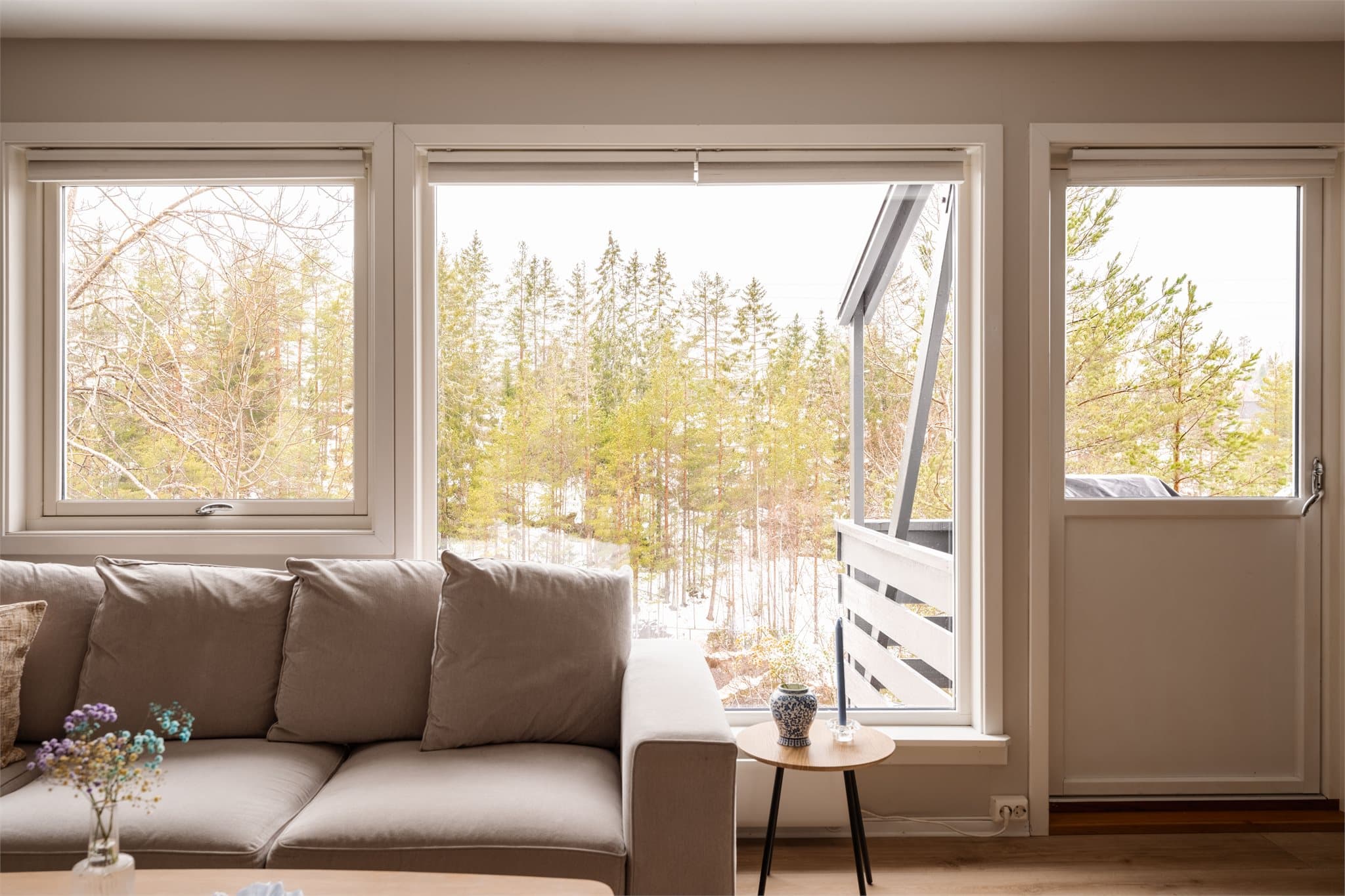 Fra stuen er det direkte utgang til balkongen.