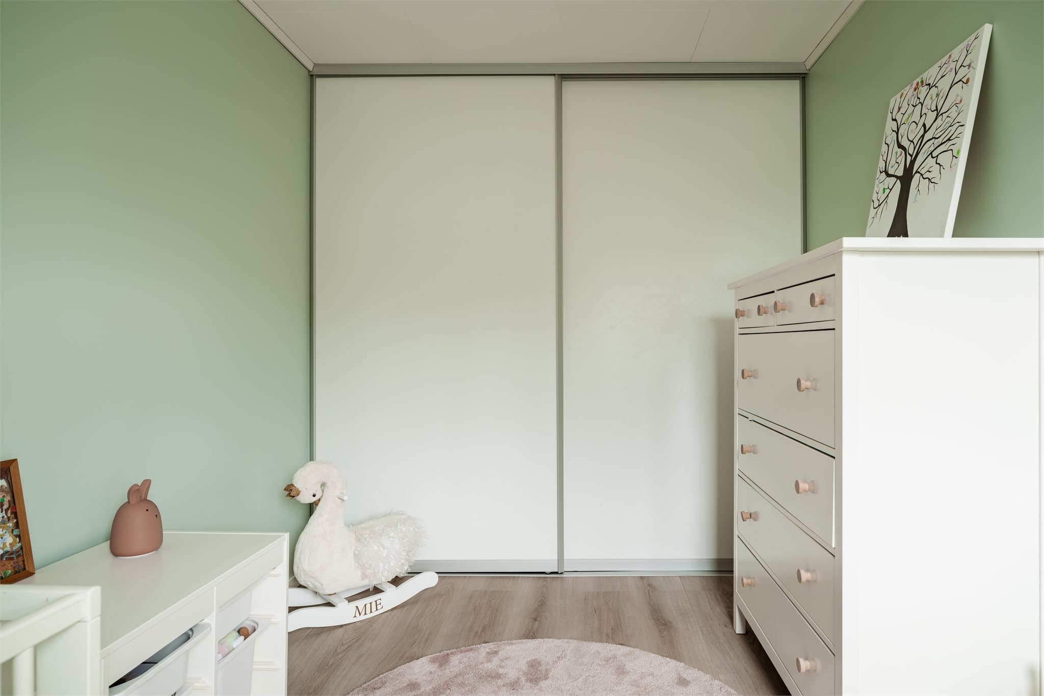 Rommet er utstyrt med en romslig skyvedørsgarderobe.