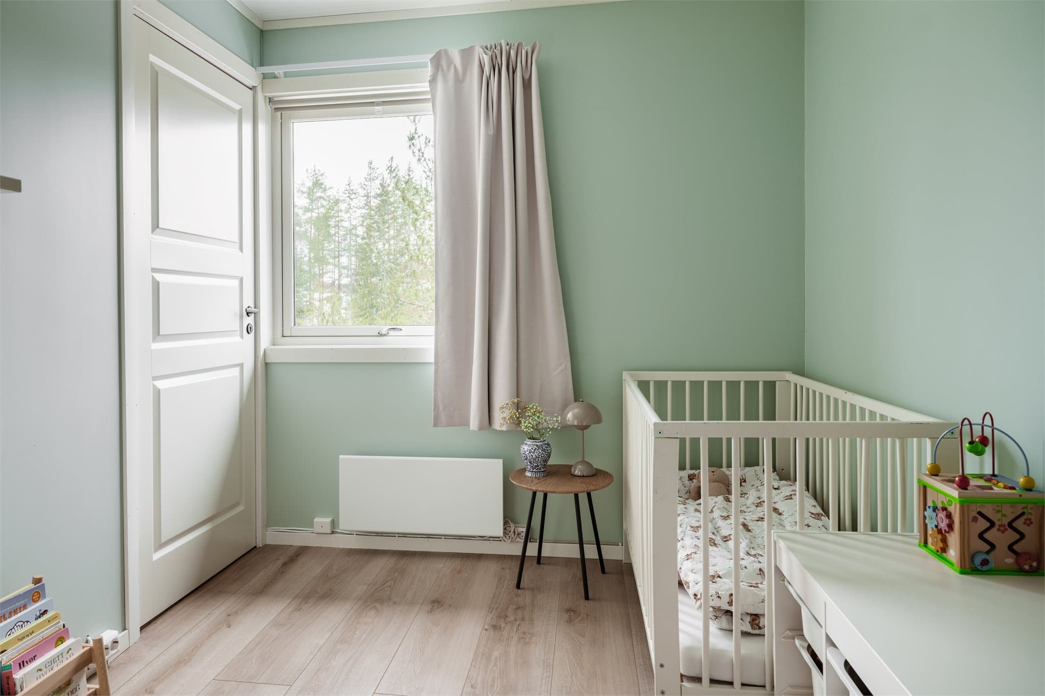 Det andre soverommet egner seg godt som barnerom, gjesterom eller kontor.