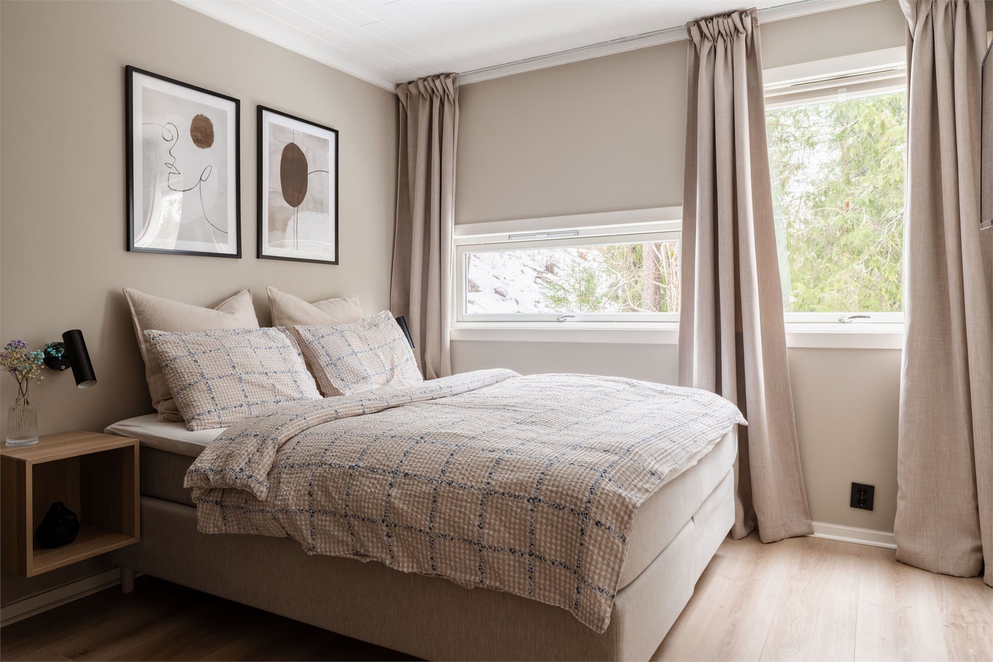 Hovedsoverommet vender ut mot rolige omgivelser, med plass til dobbeltseng. Her våkner du til lyden av fuglekvitter.