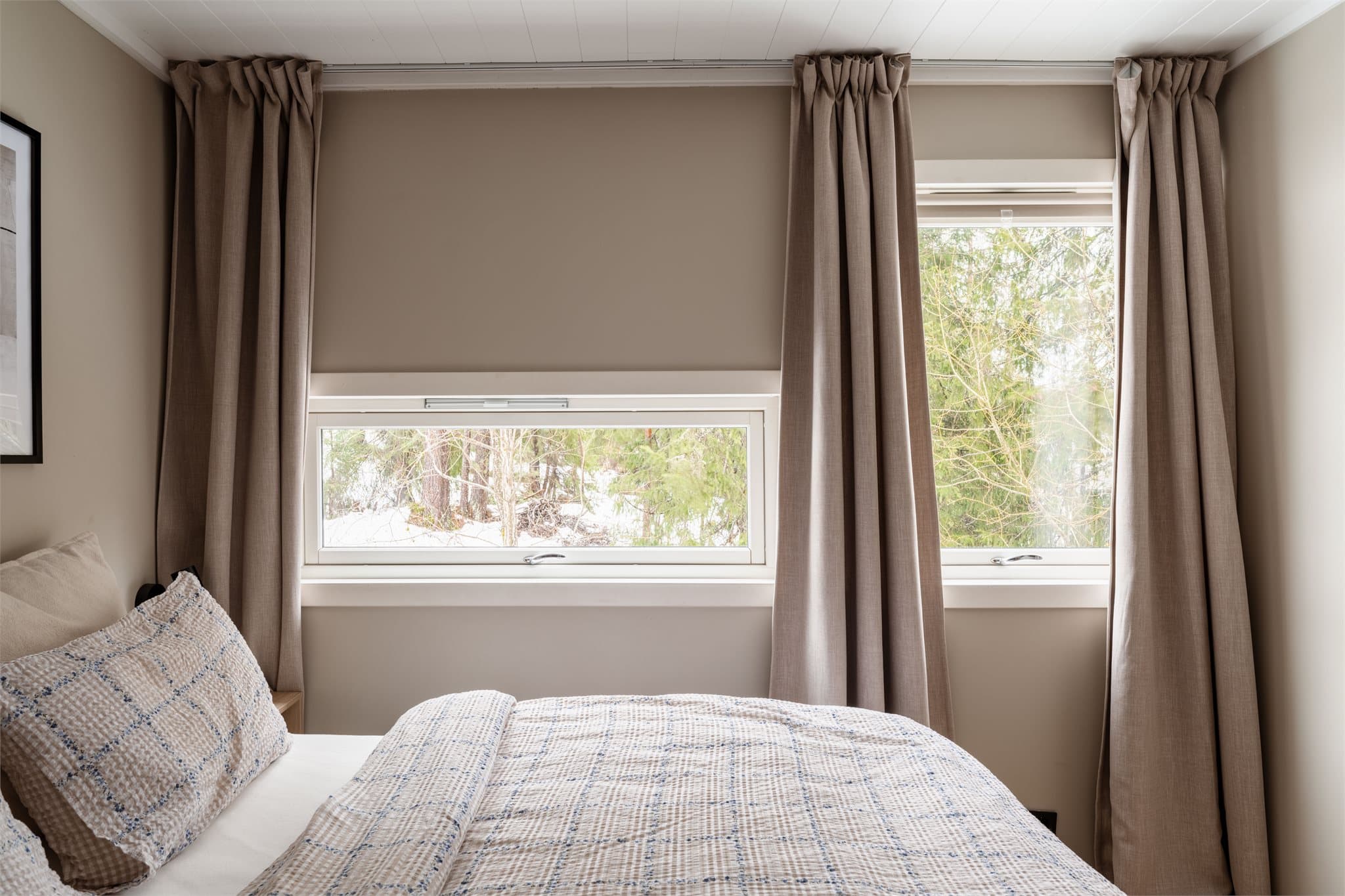 Fra soverommet er det et fredelig utsyn mot skogholtet.