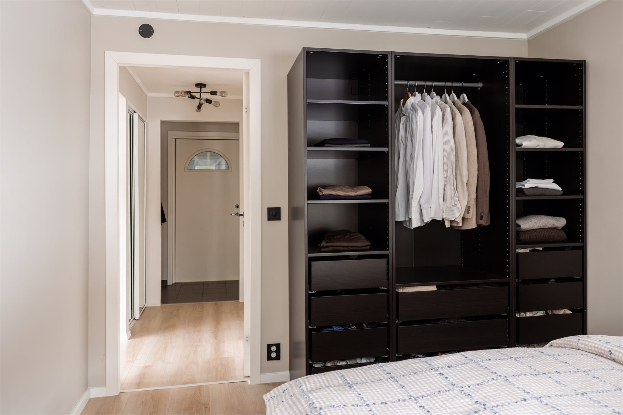 Soverommet har en praktisk plassering i leiligheten, med kort vei til bad og entré.