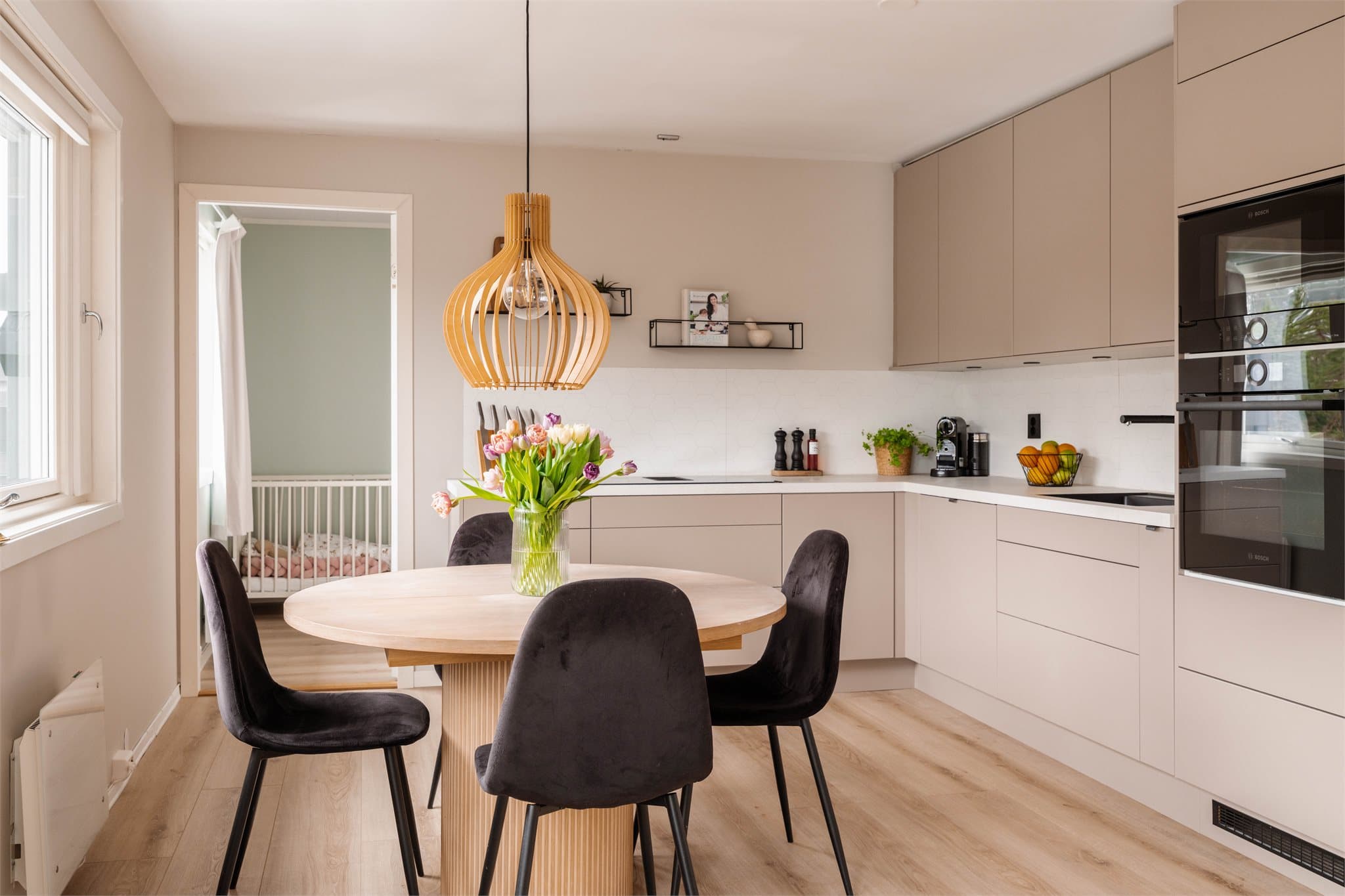 Den åpne løsningen gjør dette til et naturlig samlingspunkt i boligen.