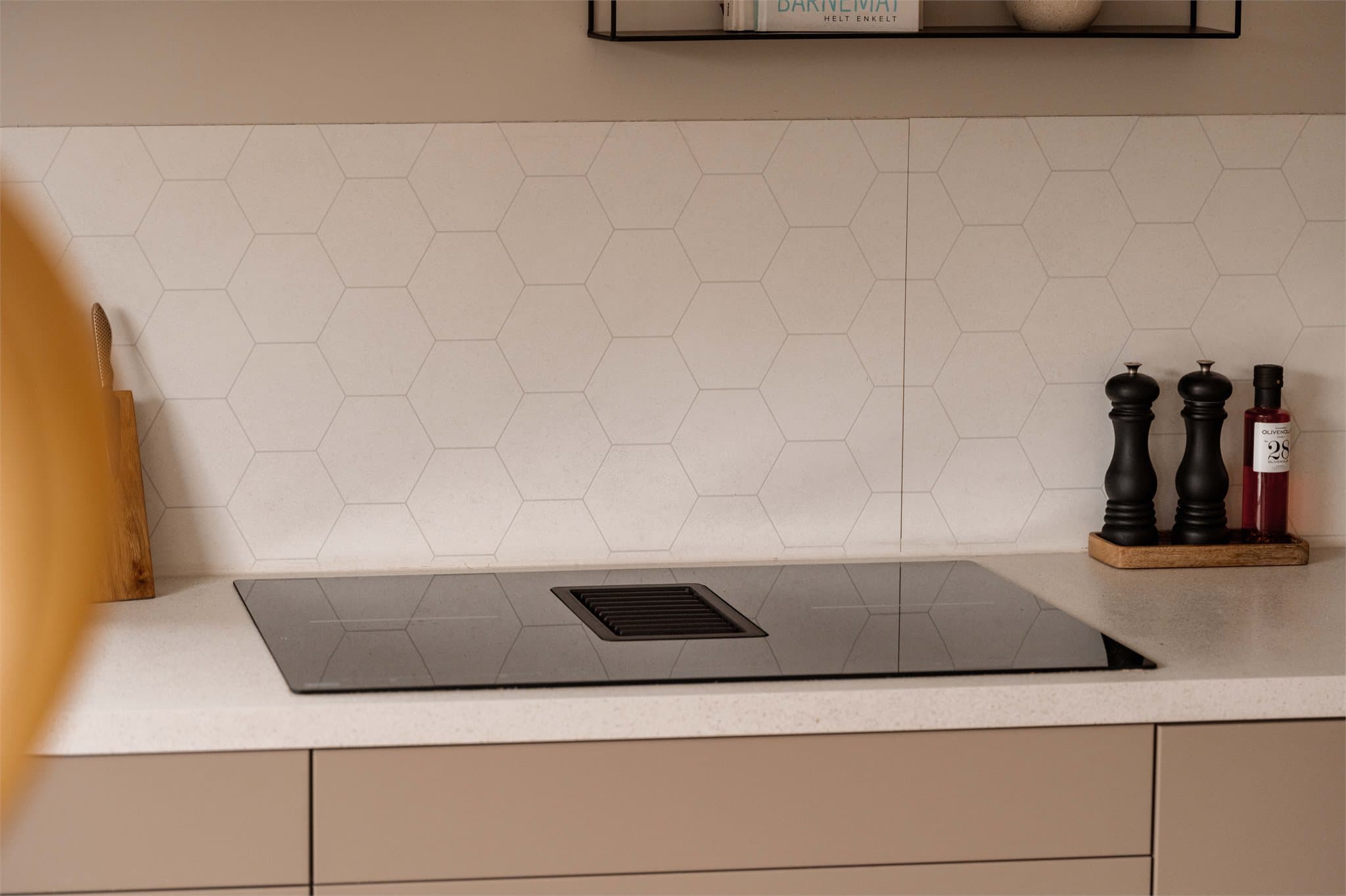 Kjøkkenet er utstyrt med en platetopp med integrert mekanisk avtrekk med kullfilter.