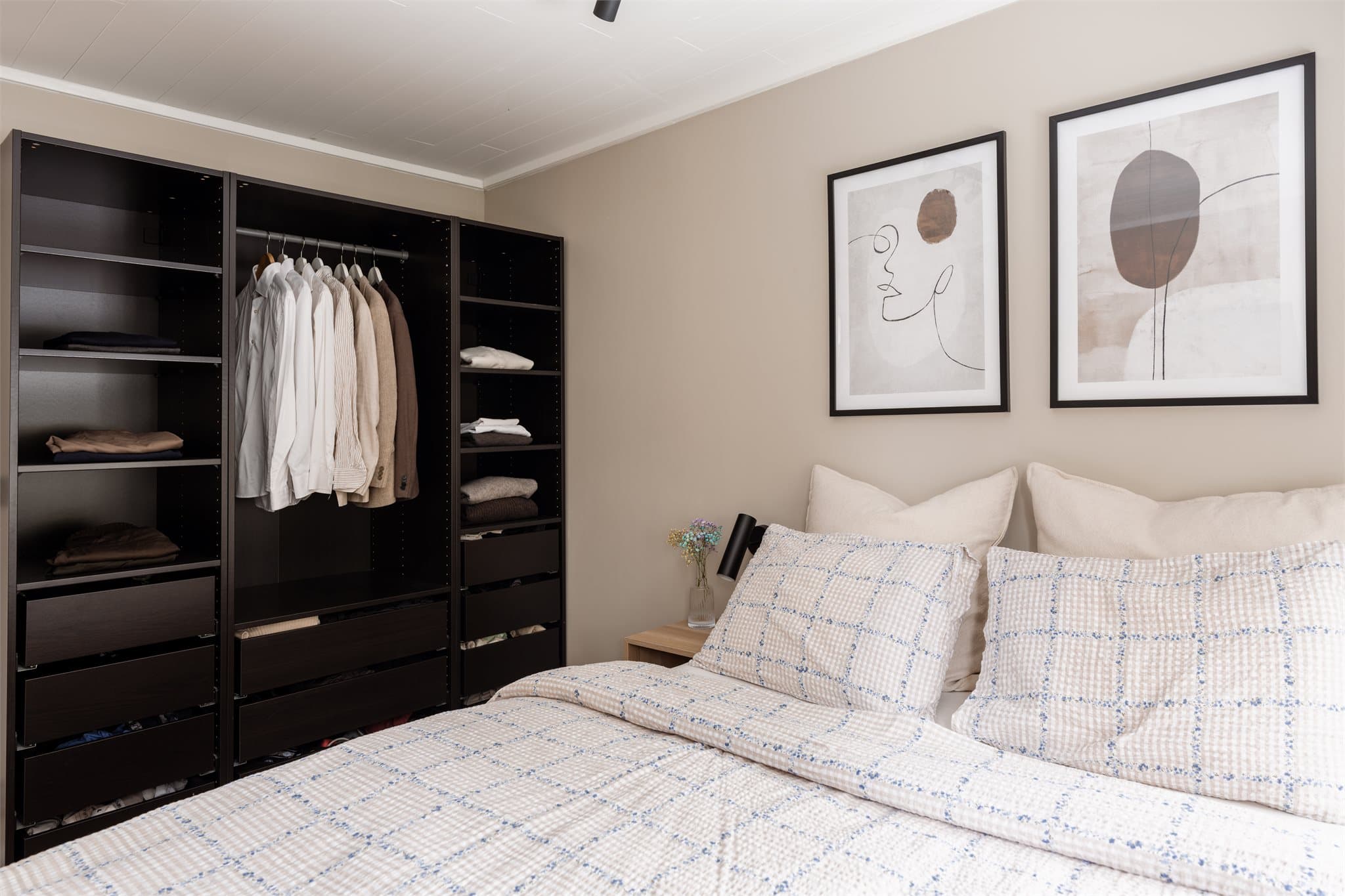 God plass til en åpen garderobeløsning for effektiv oppbevaring.