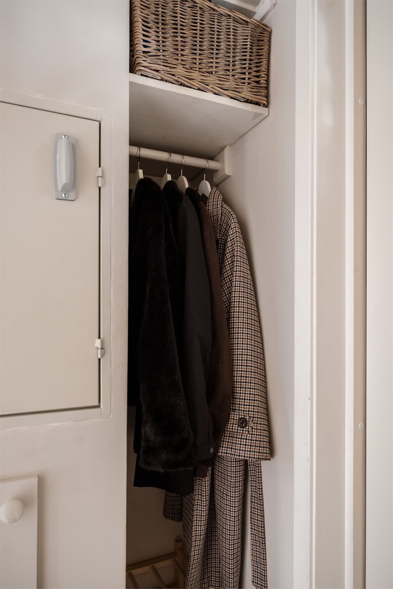 I gangen er det en praktisk, innredet nisje for yttertøy.