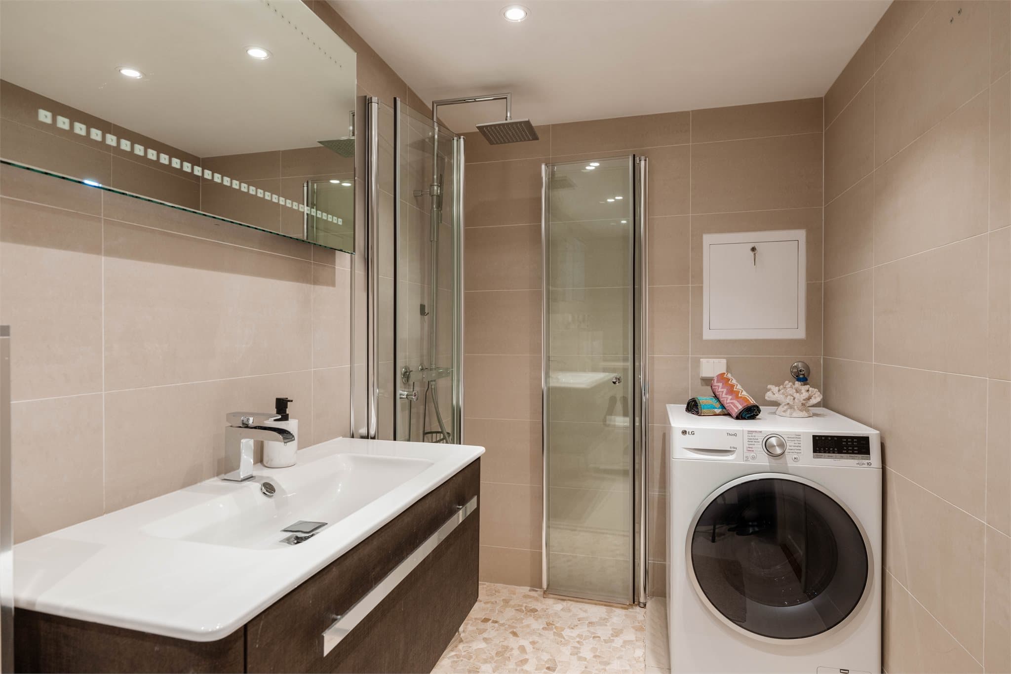 Badet har opplegg for vaskemaskin og mekanisk avtrekk i himling.