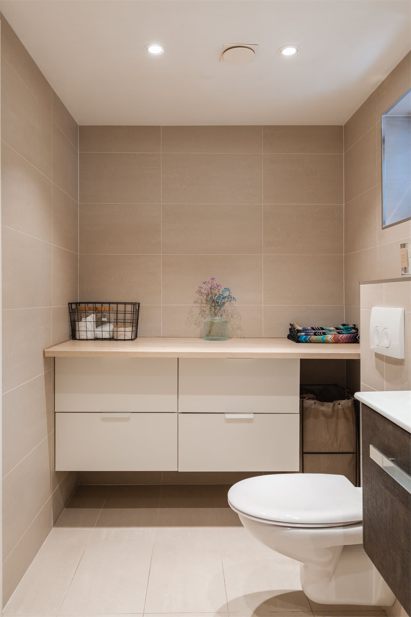 God oppbevaringsplass i servantskap og en praktisk benkeløsning.