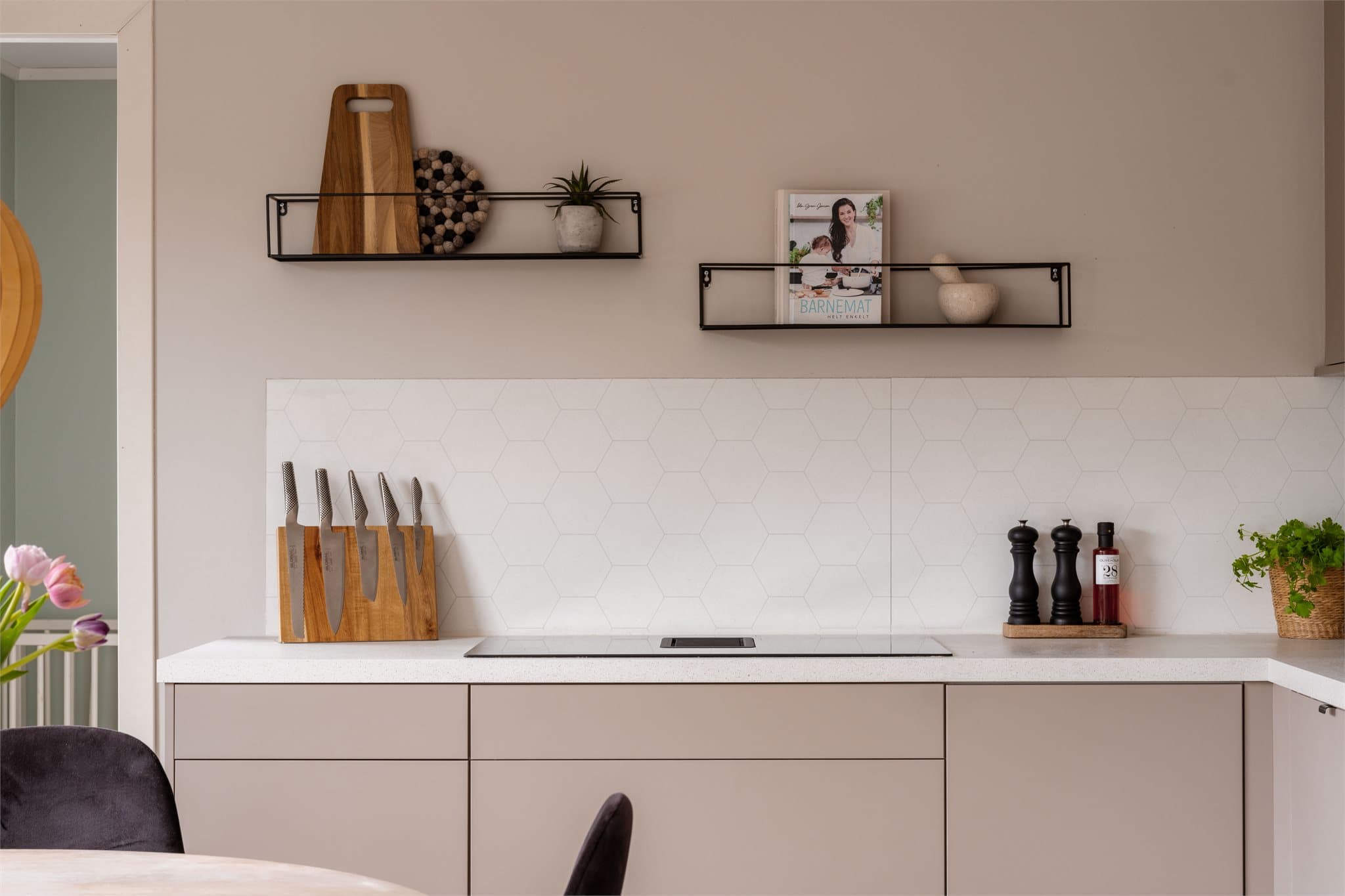 God benkeplass gir rikelig med arbeidsflate for matlaging.