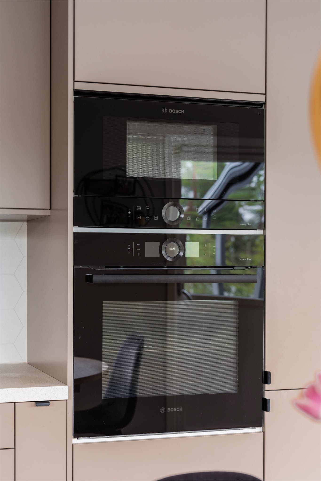 Integrert komfyr og mikrobølgeovn i praktisk arbeidshøyde.