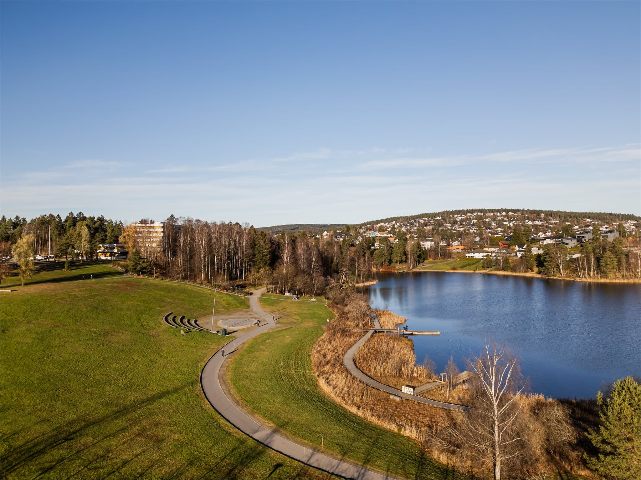 Rådhusparken er også like ved og tilbyr fine turer og rekreasjonsområder.