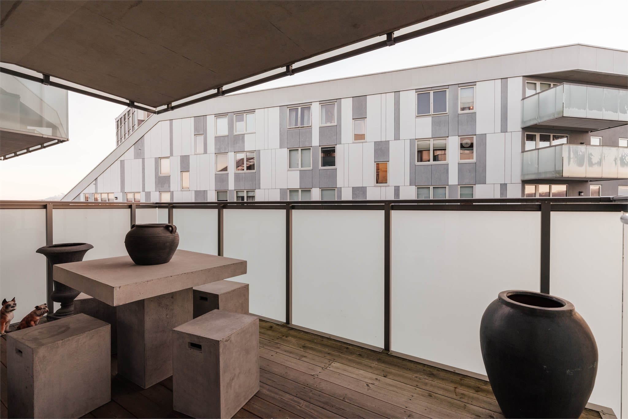 Balkongen har impregnerte terrassebord og er utstyrt med utelys og stikkontakt.