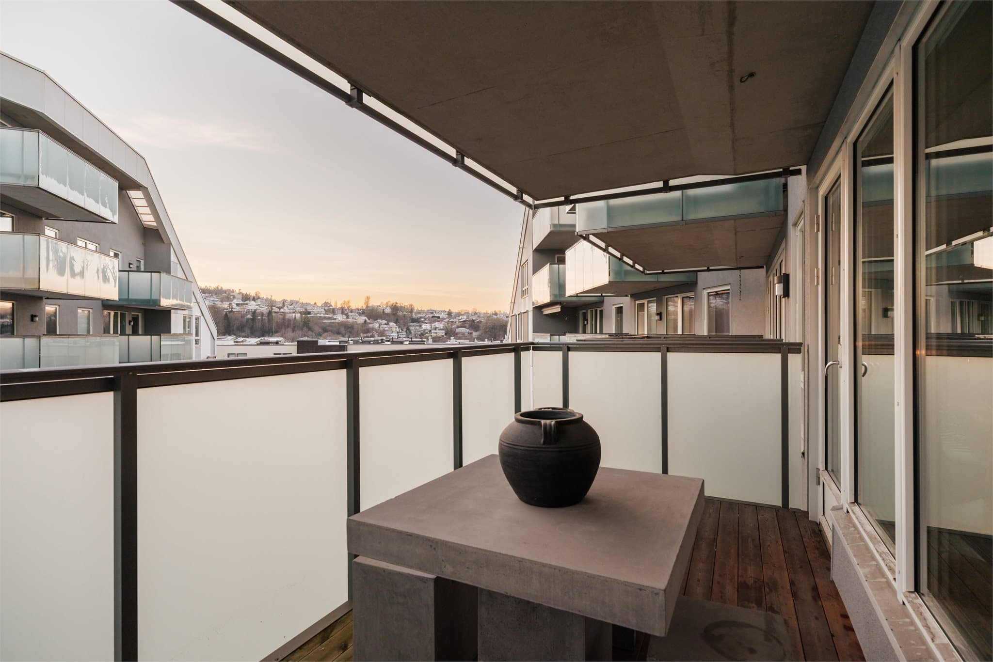 Her presenteres en attraktiv 4-roms andelsleilighet i 6. etasje med romslig, overbygget balkong på ca. 10 m² med god plass til utemøbler.