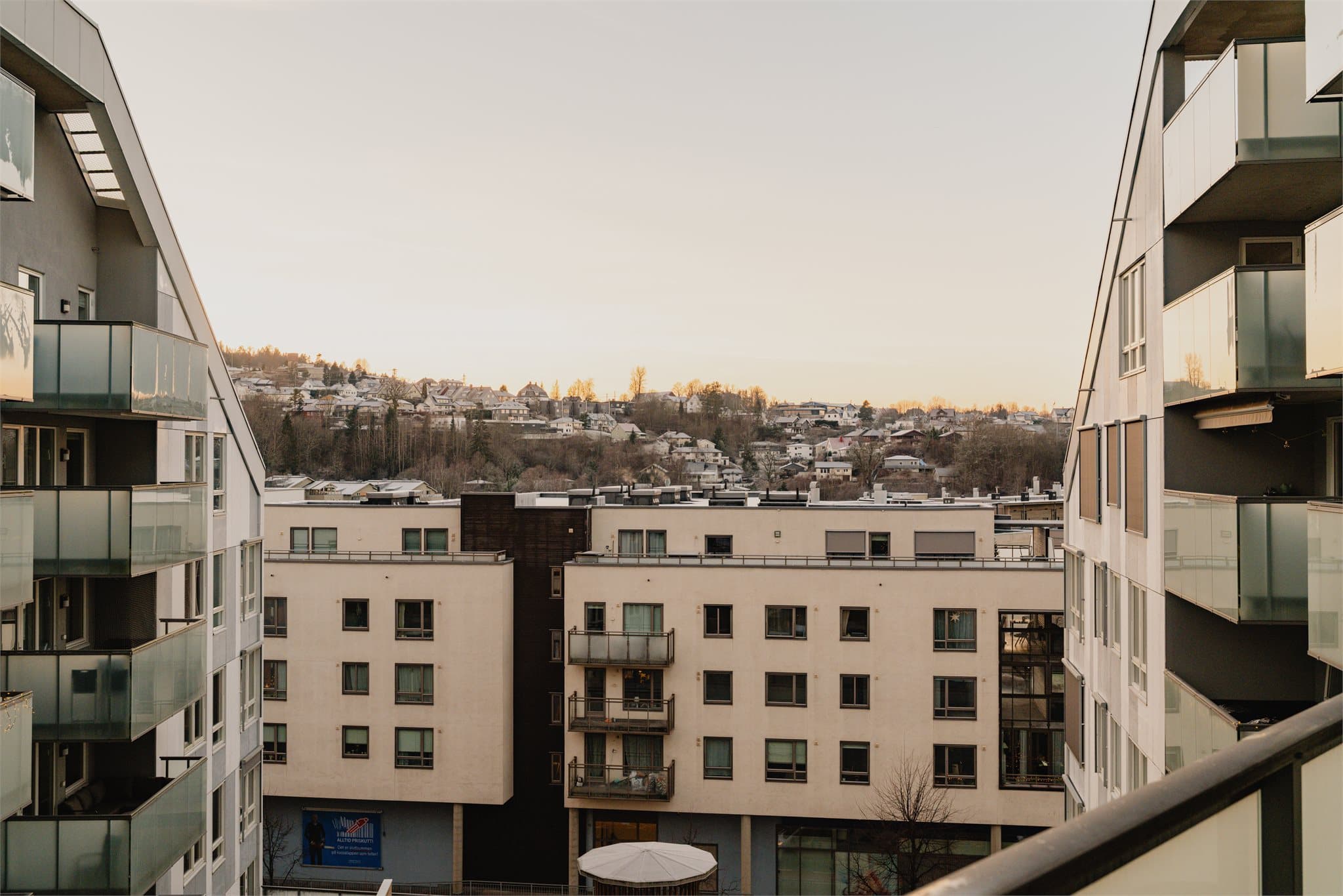 Plasseringen mot bakgården, med Scandic Hotel som nabo, gir god skjerming mot togstøy.