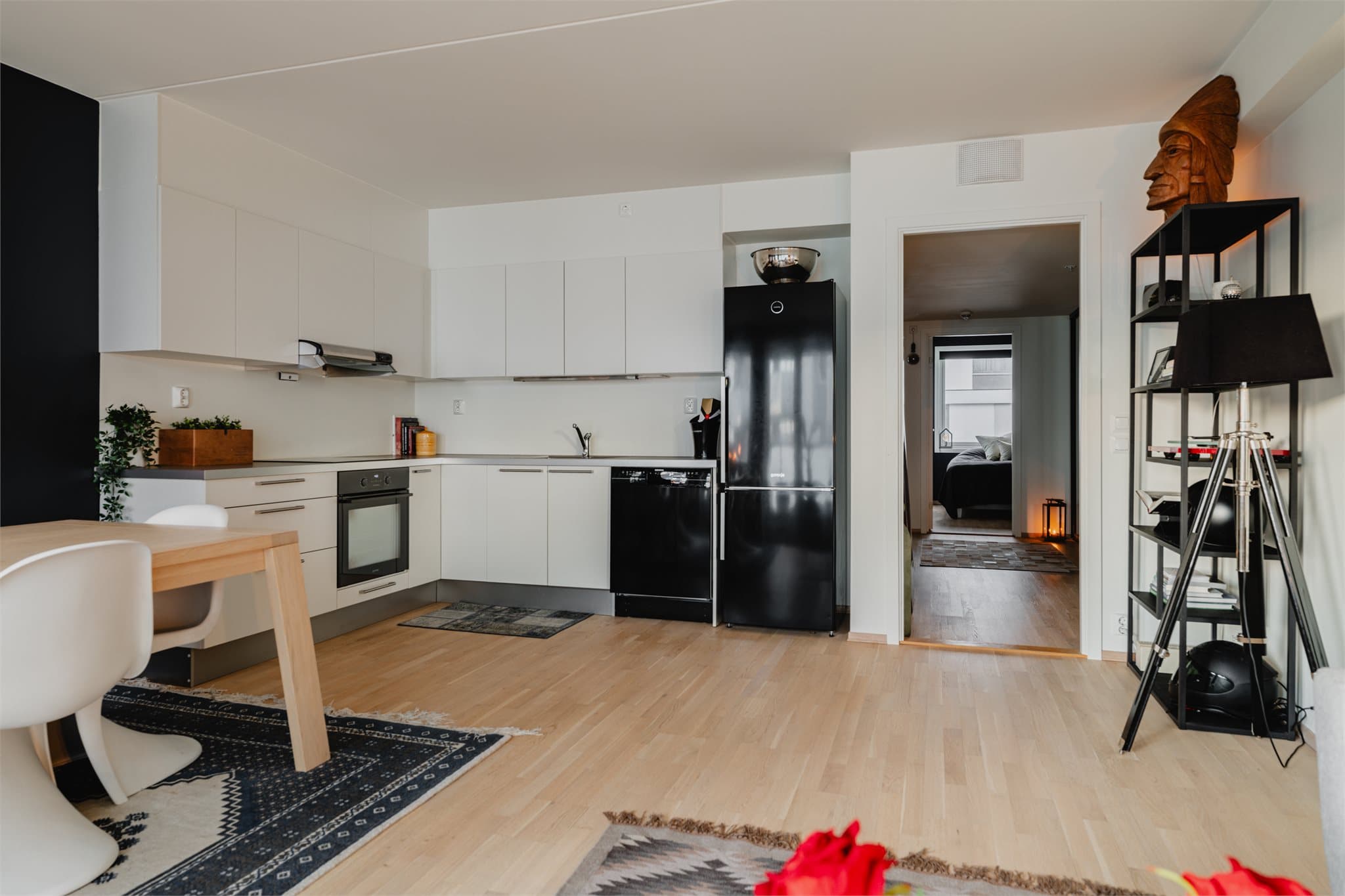 Kjøkkenet har benkeplate i laminat og belysning under overskapene som gir godt arbeidslys.