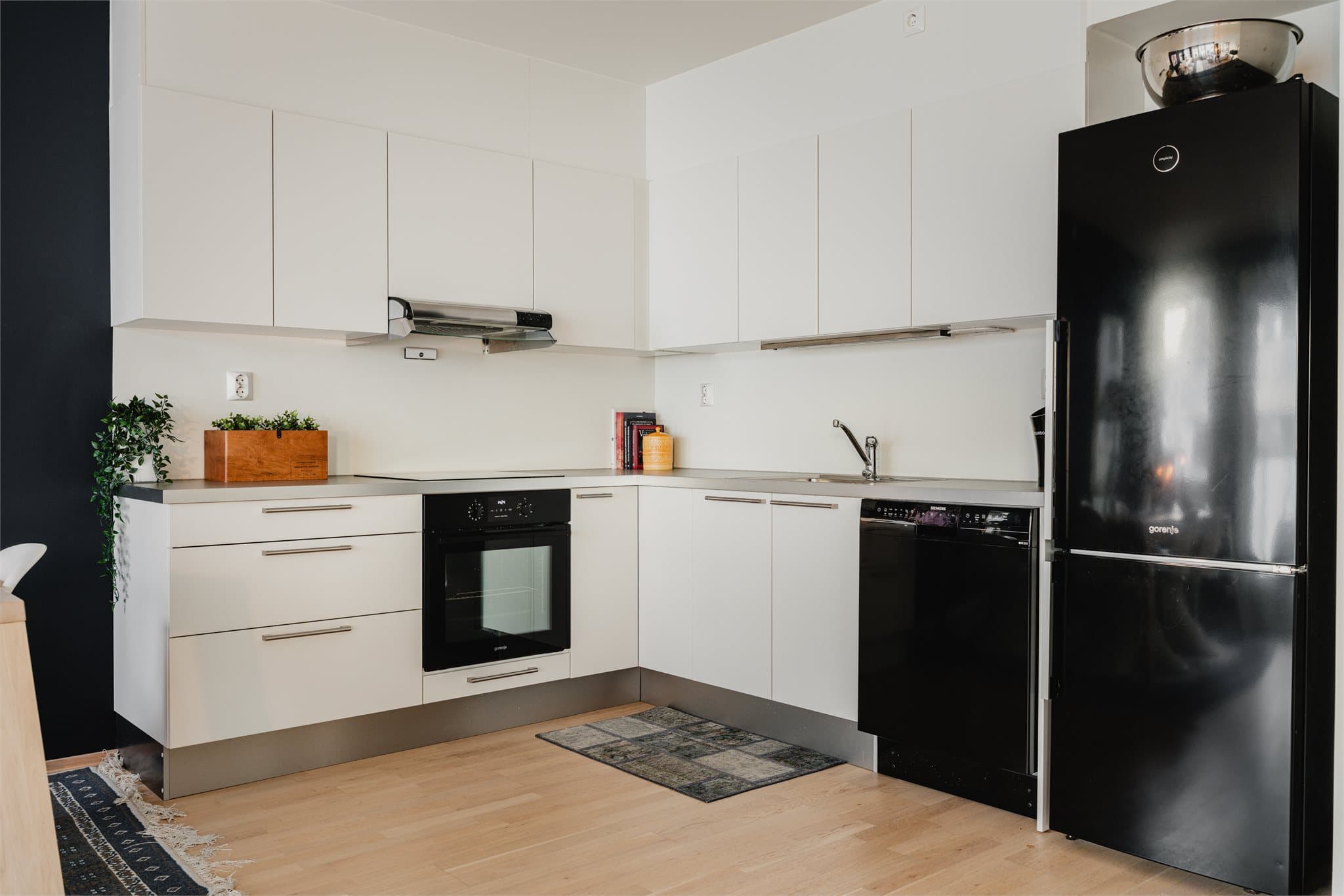 Leiligheten byr på en effektiv planløsning hvor kjøkkenet har en åpen løsning mot stuen.