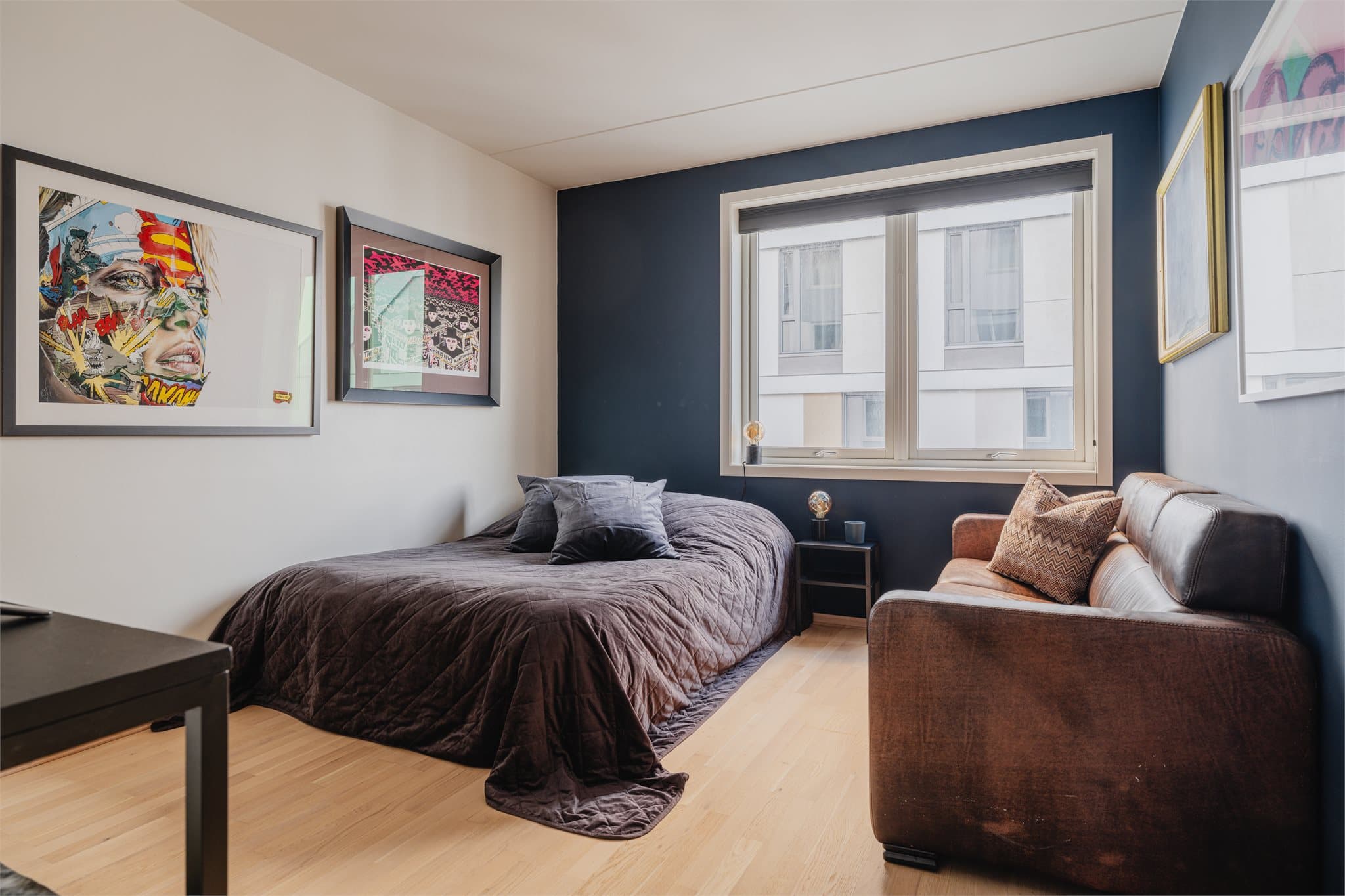 Hovedsoverommet har god plass til seng og nattbord-/ og garderobeløsninger.