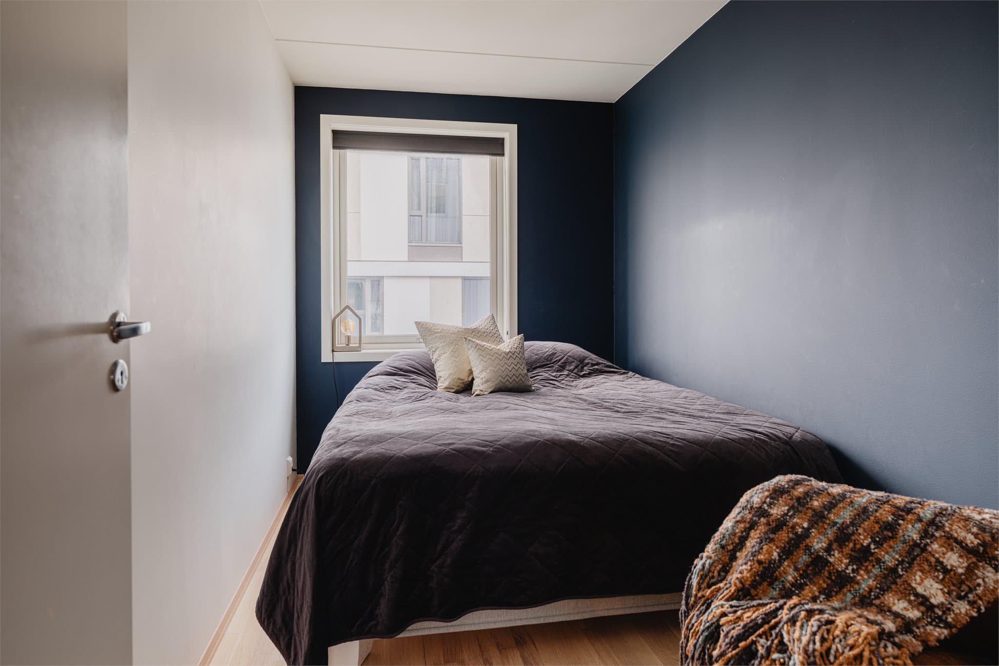 Leiligheten har totalt tre soverom, som gir fleksible bruksmuligheter. Soverom nr. 2 egner seg godt som bl.a. gjesterom eller kontor.