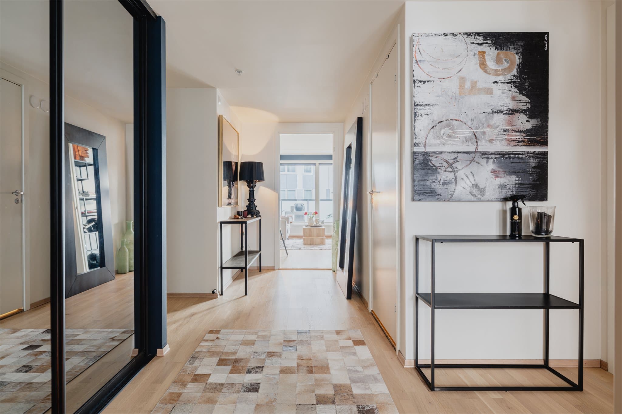 Entréen er lys og innbydende med god plass til sko og yttertøy.