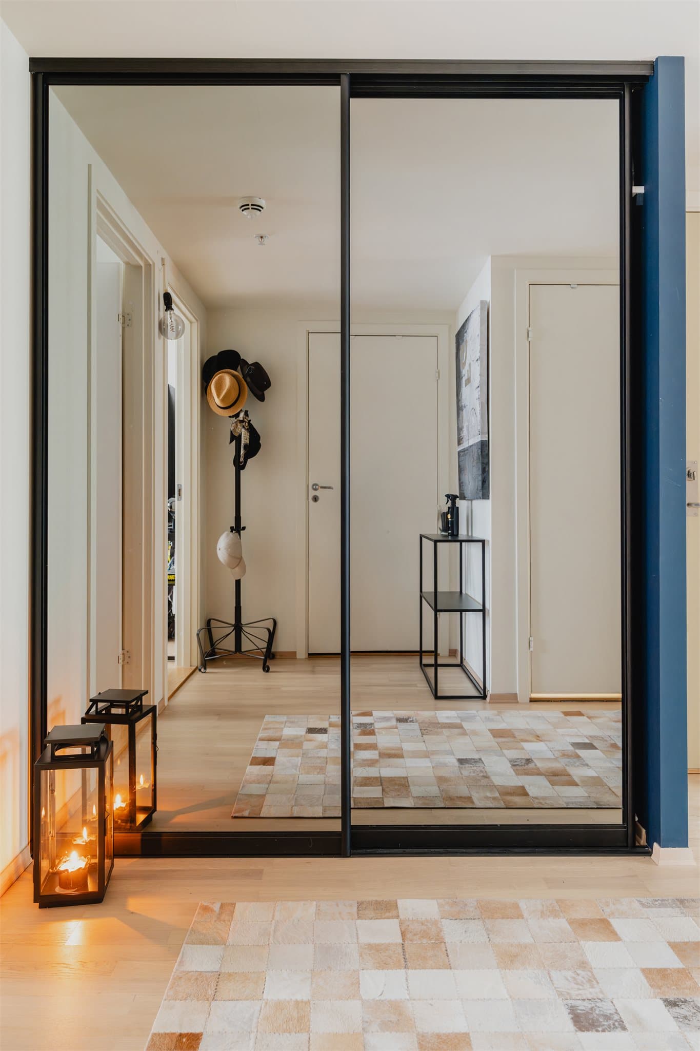 Den plassbygde garderobeløsningen med skyvedører i speil gir rikelig med oppbevaringsplass og bidrar samtidig til en større og luftigere romfølelse.