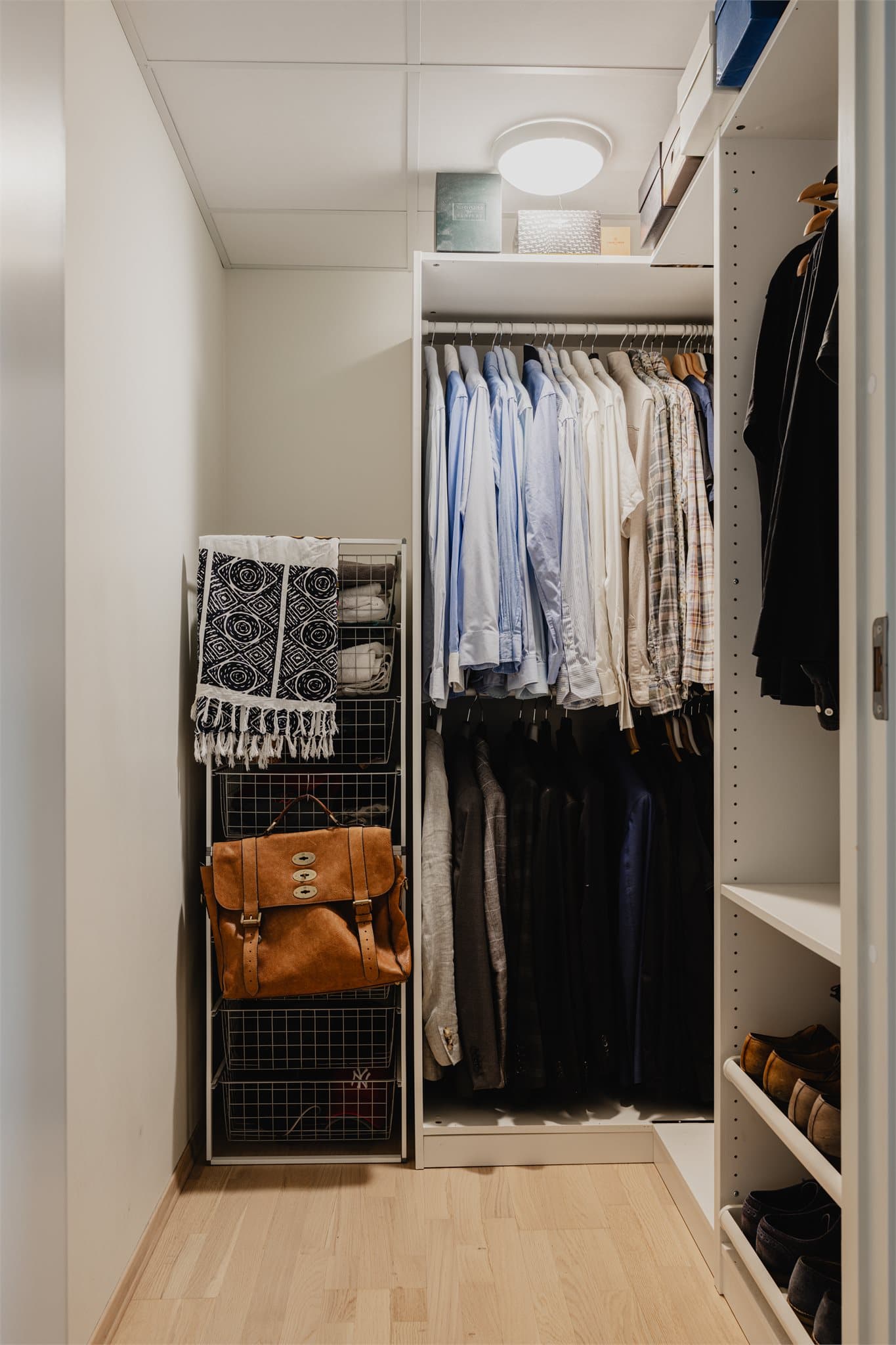 Leiligheten har en praktisk intern bod hvor sikringsskapet er plassert.