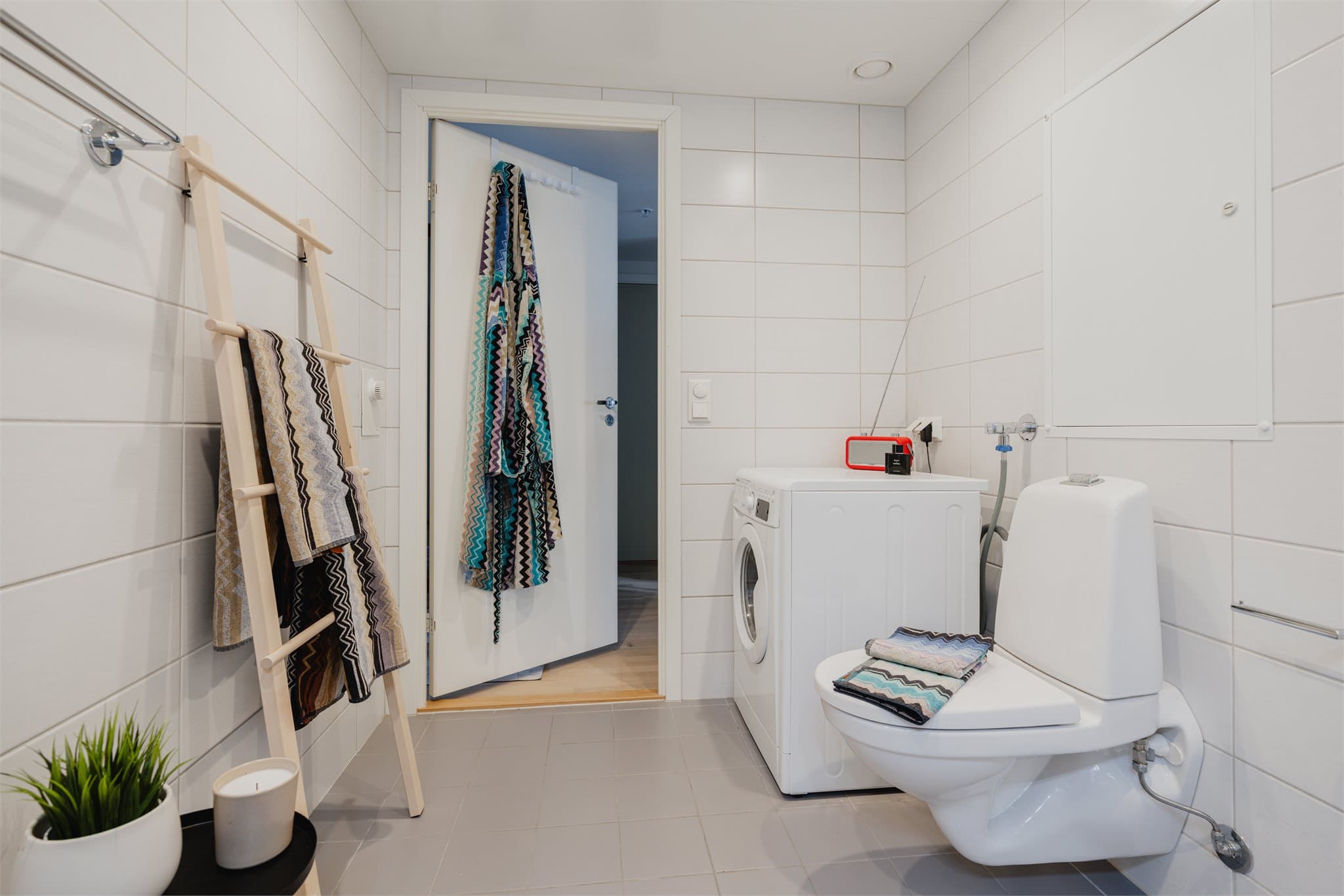 Rommet har balansert ventilasjon og en systemhimling med fire integrerte downlights. Vannfordelerskap for rør-i-rør-systemet og for den vannbårne varmen er plassert på vegg.