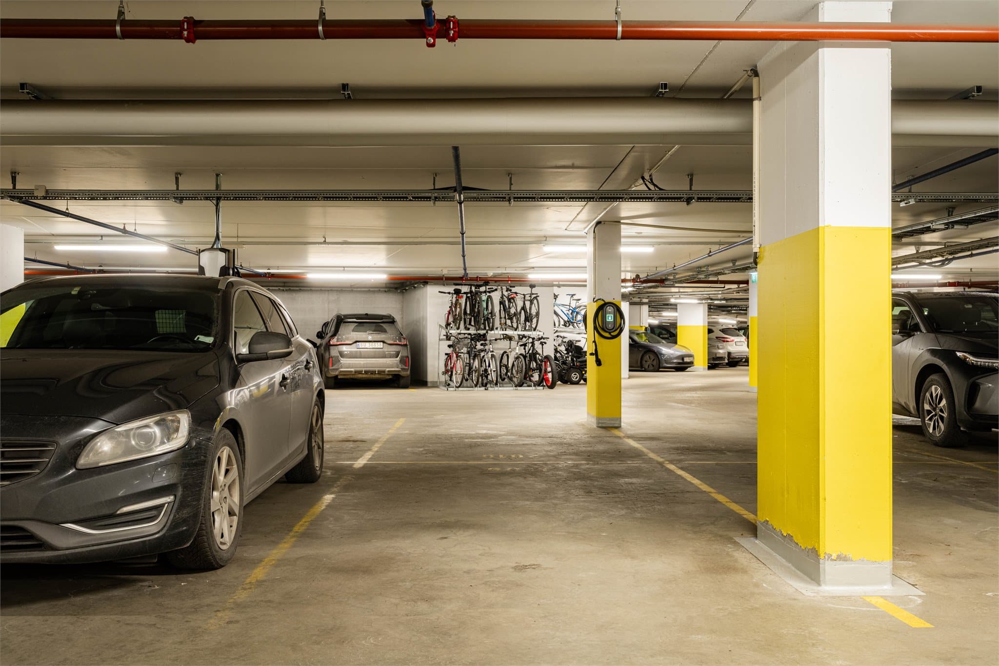 Boligen disponerer en biloppstillingsplass i felles parkeringskjeller, med heisadkomst direkte ned til garasjeanlegget.