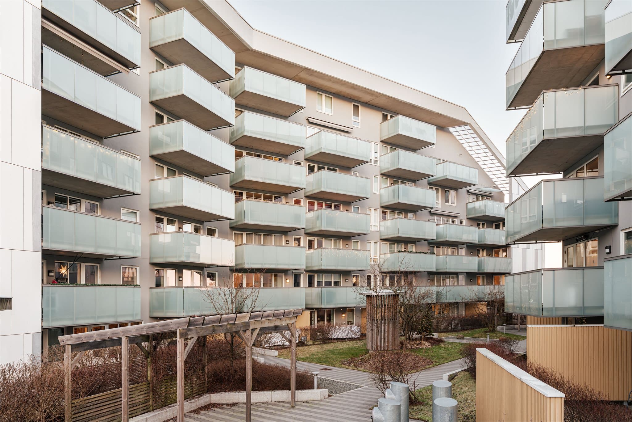 Fra 2. etasje er det tilgang til en attraktiv og grønn bakgård med sittegrupper.