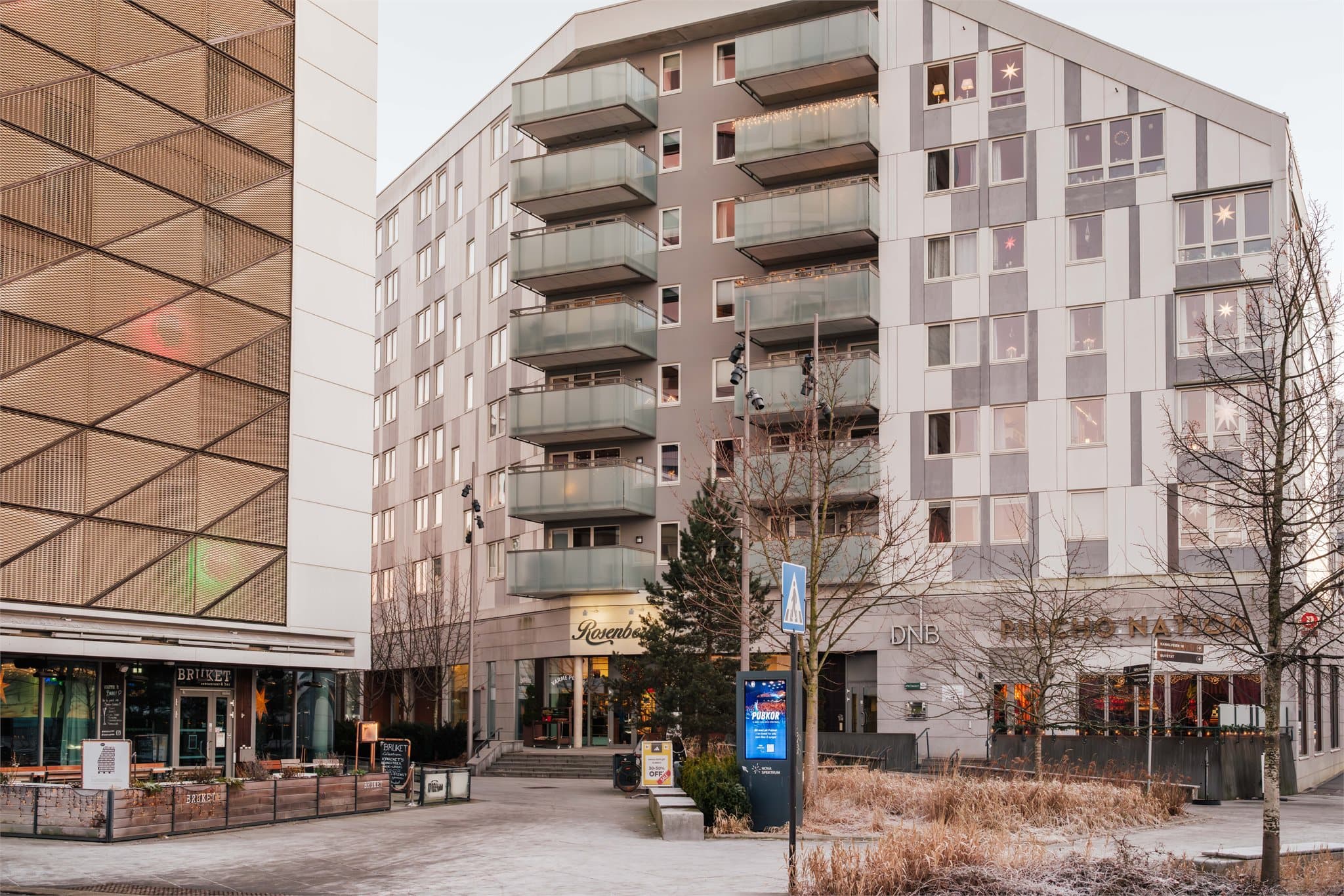 Fasade. Moderne boligblokk fra 2017 med heisadkomst til leiligheten i 6. etasje.