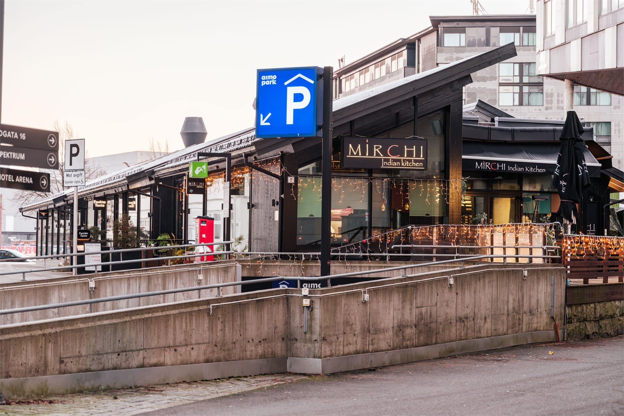 Området byr på et rikt fritidstilbud, med restauranter og treningssentre som SATS like ved.