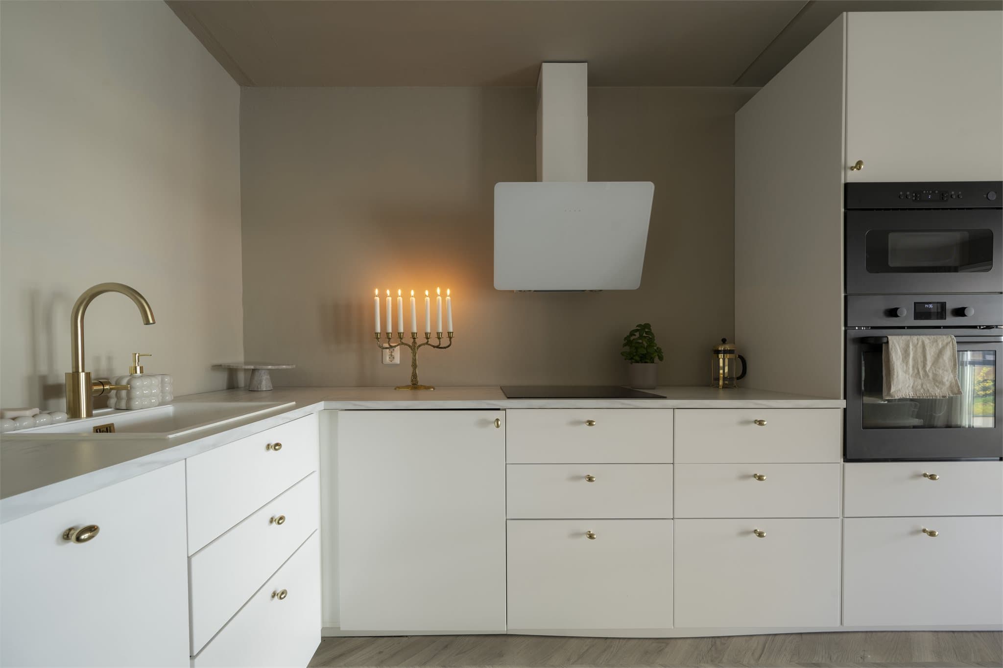 Integrert kjøl/frys, oppvaskmaskin, ovn, induksjonstopp og mekanisk avtrekk fra ventilator.