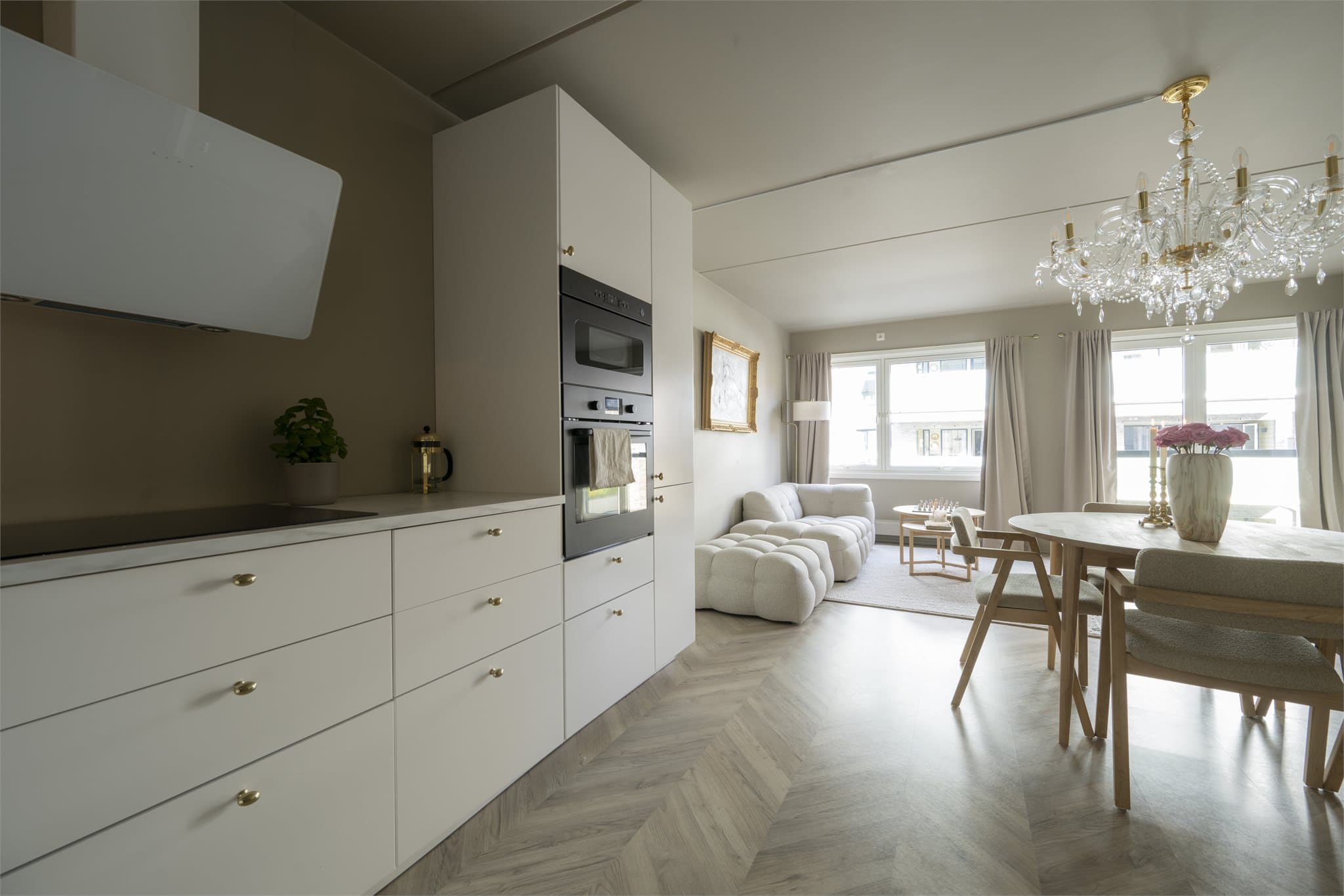 Kjøkken og stue er i åpen løsning med plass til spisegruppe.