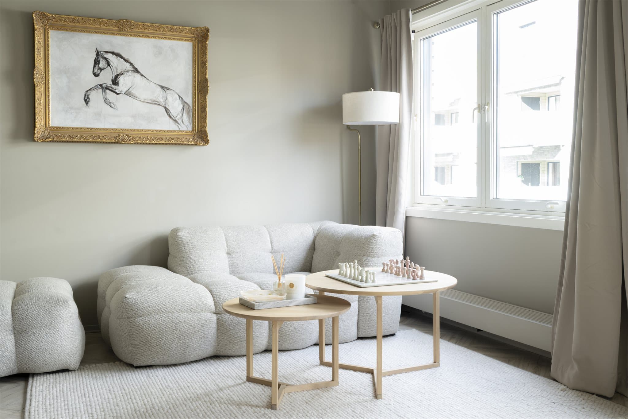 Leiligheten har felles varmtvannsystem og det er vannbåren via radiatorer.