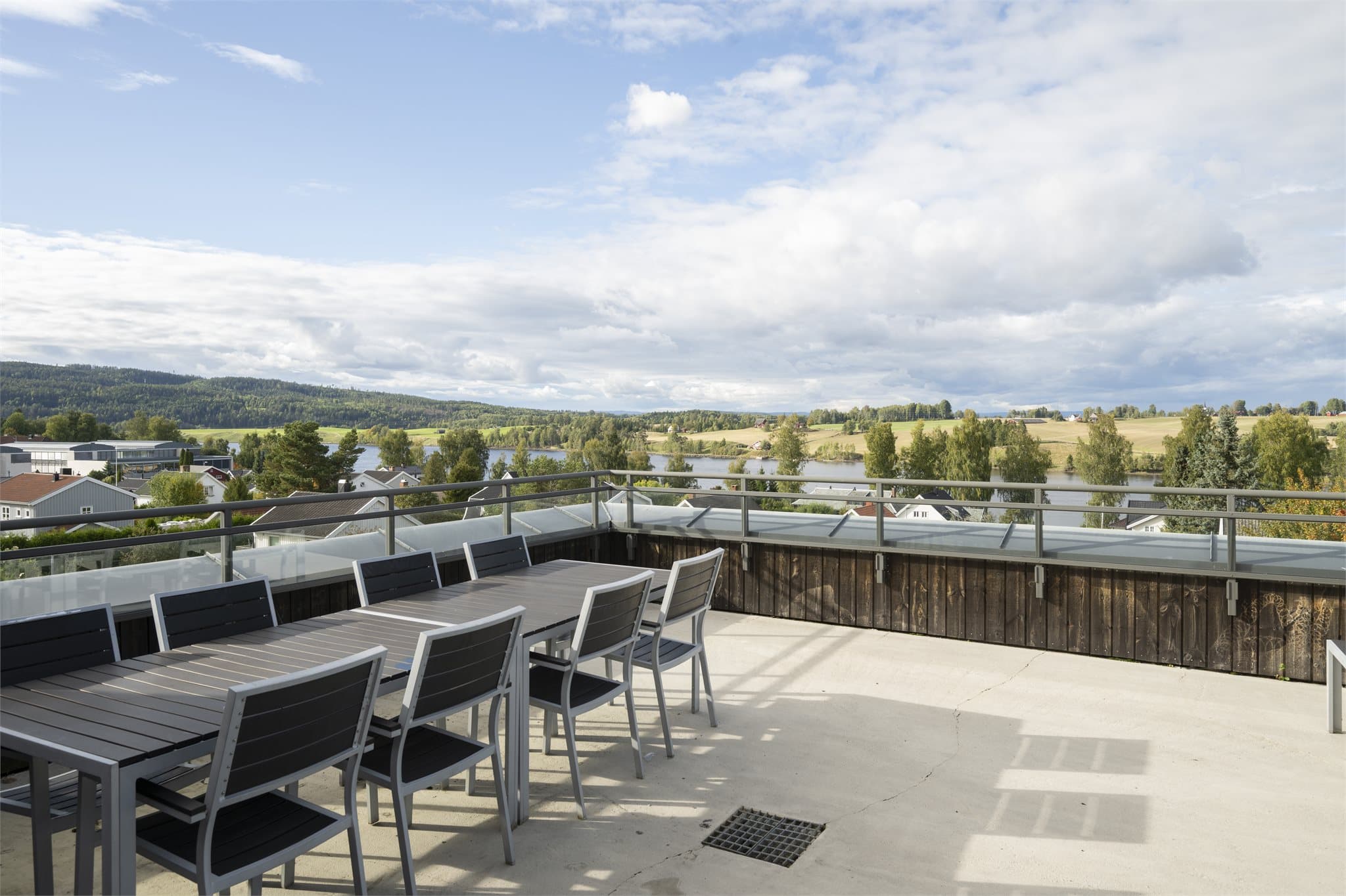 Tverrveien 2 og 4 borettslag disponerer en felles takterrasse i nr. 4 med flott utsikt til Glomma. Her er det flere trivelige sittegrupper.