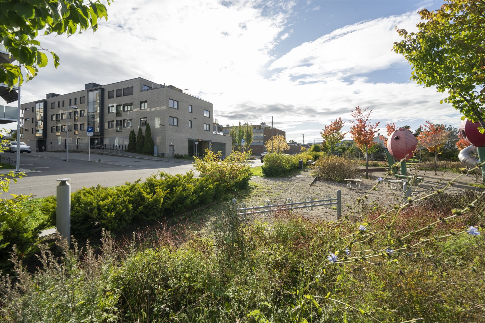 Fellesområdet til borettslaget har bl.a. lekeplass og grøntområder.
