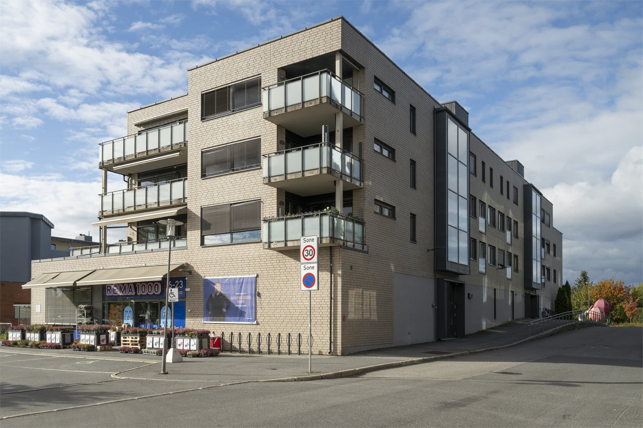 Her bor du med det aller meste du trenger rett utenfor døren. Rema 1000 og Fokus Senter ligger nærmest i tøffelavstand, perfekt for en rask handletur eller en liten tur ut for å ordne dagens gjøremål. Samtidig har du kort vei til togstasjon og buss.