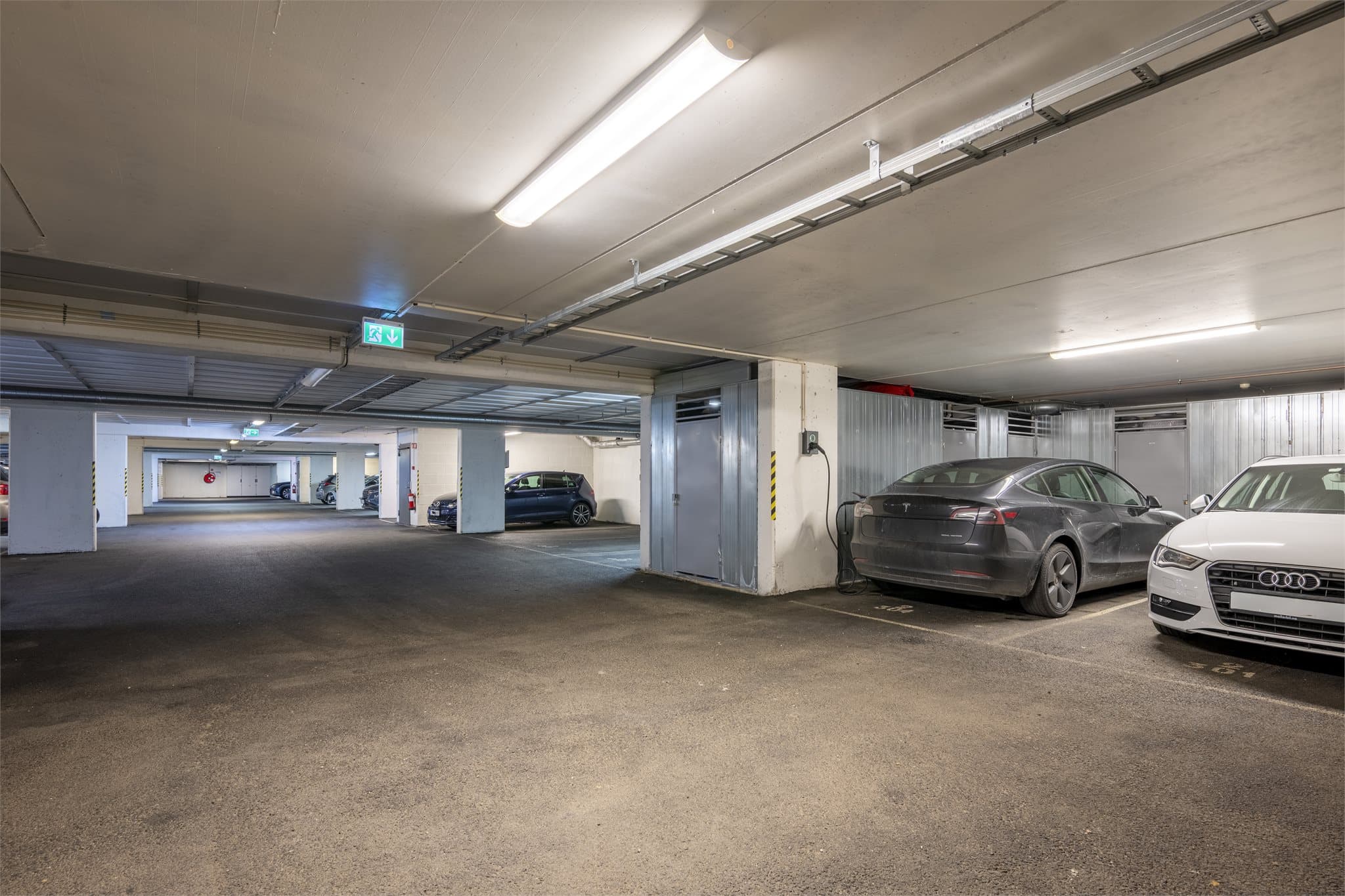Det følger én garasjeplass med ladeboks.