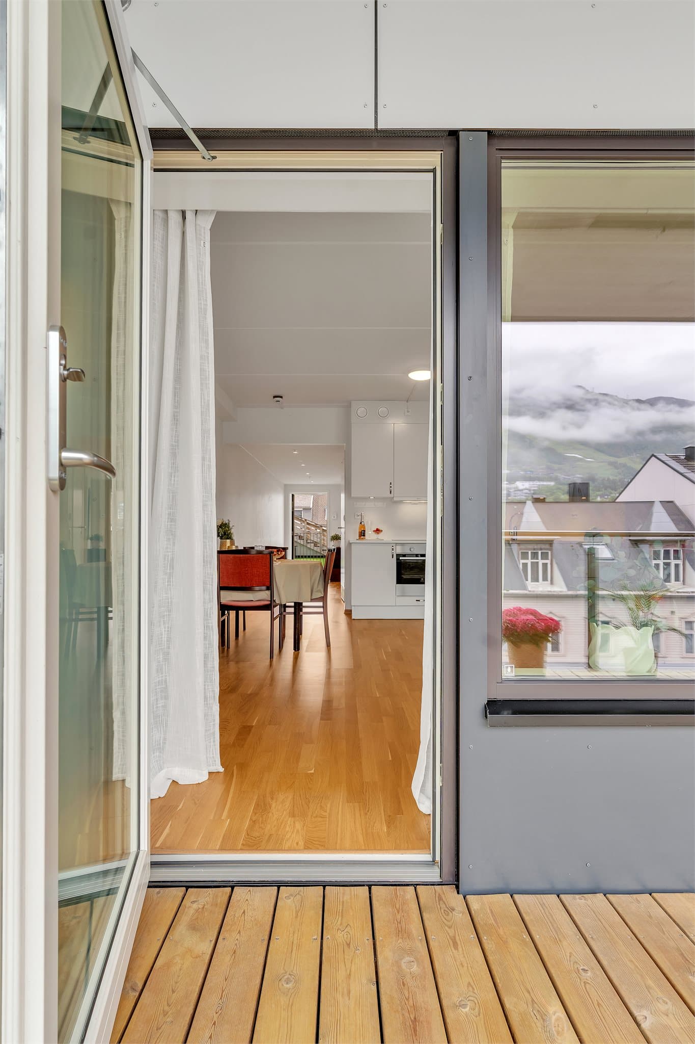Vinduer med 2- og 3-lags glass er utvendig kledd med aluminium for enkelt vedlikehold.