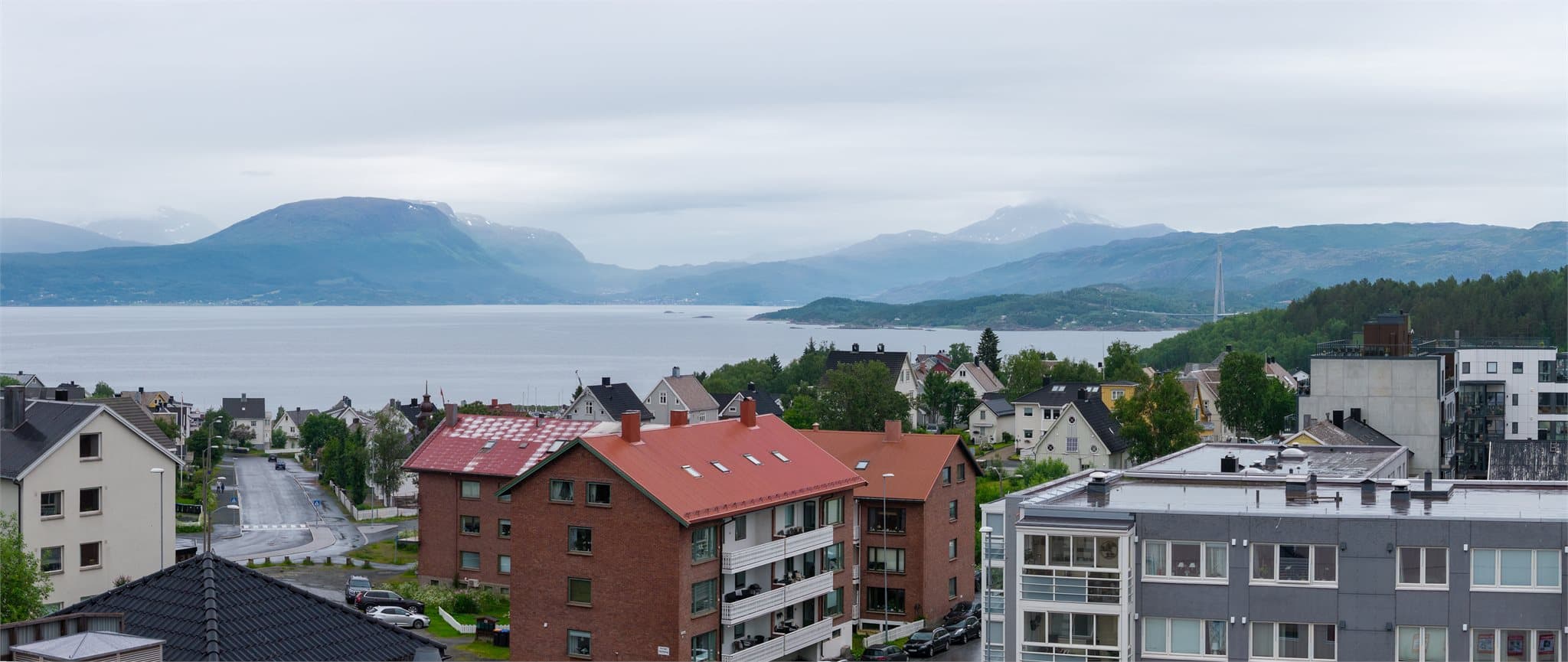 Fra eiendommen og felles takterrasse er det god utsikt og solforhold. Her er dronebilde tatt fra eiendommen.