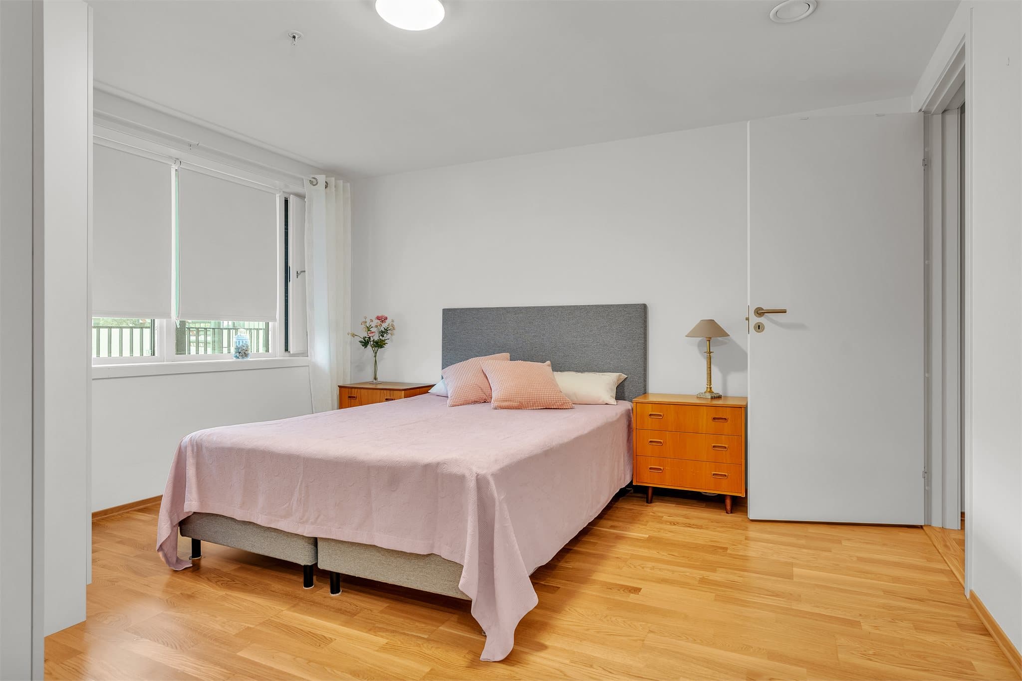 Soverom med plass til dobbeltseng og garderobeløsning.