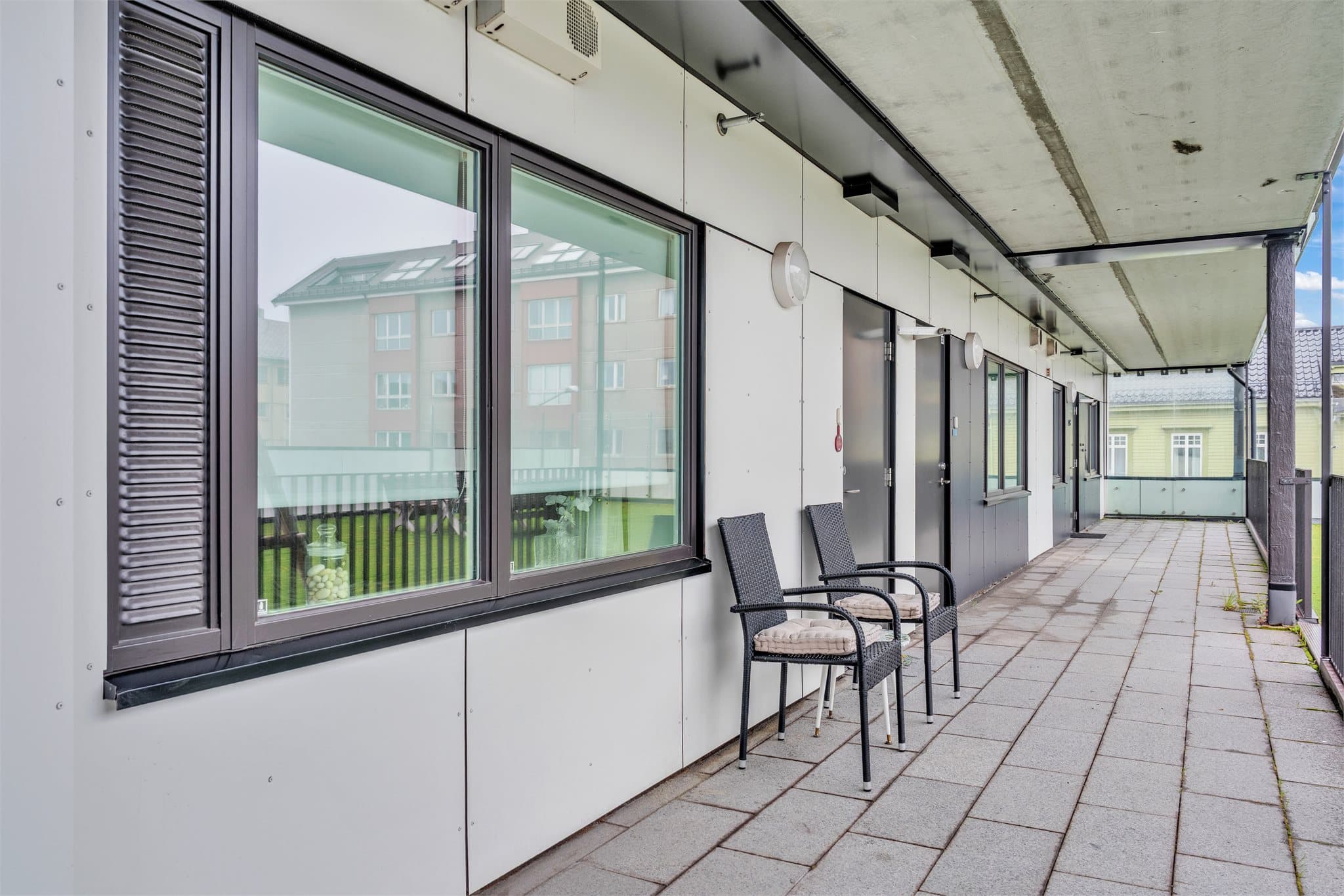 Svalgang fører til leilighetens inngangsparti.