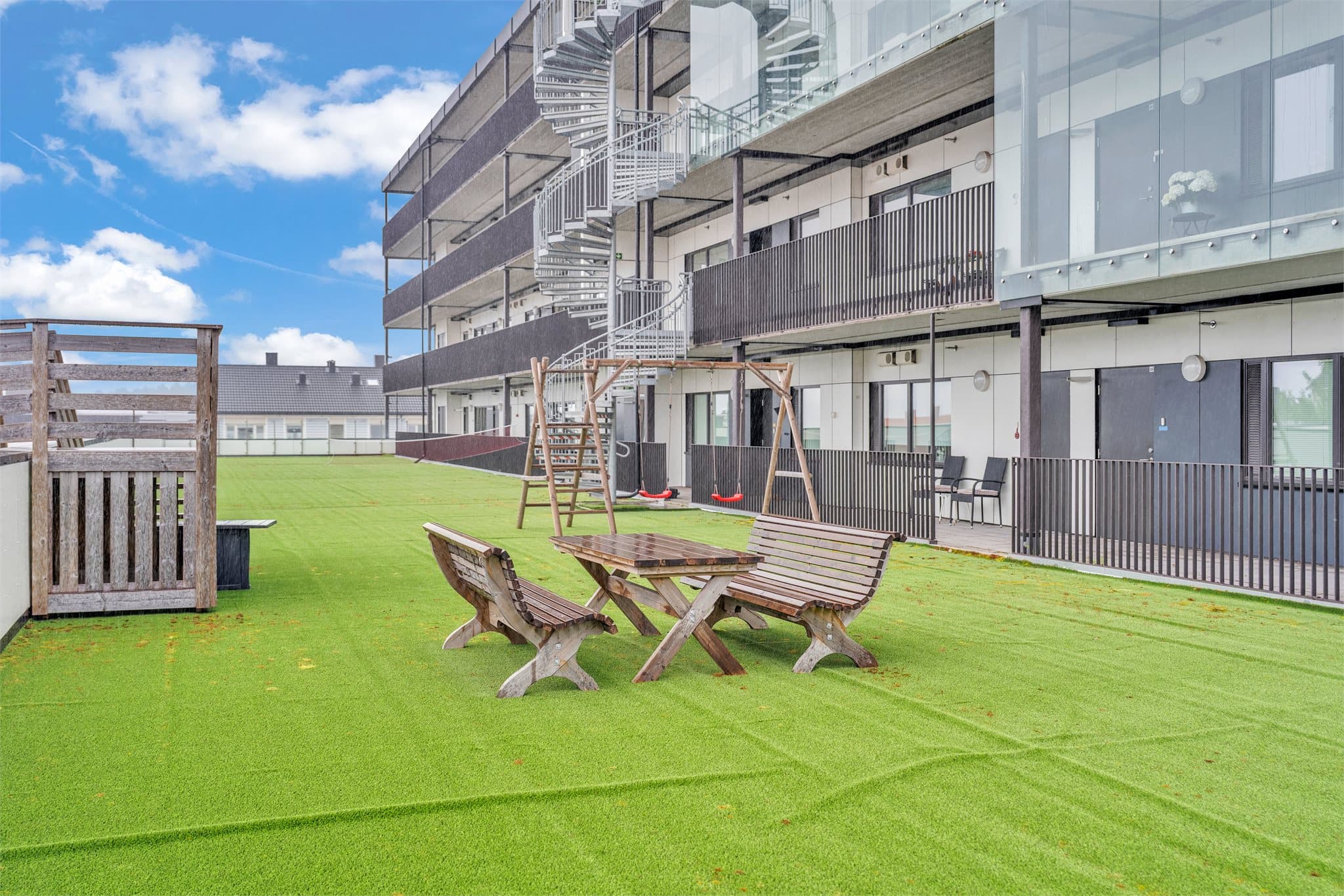 Felles uteområde med lekeplass og sittegrupper. I tillegg er det felles takterrasse i 5. etasje av boligblokken.