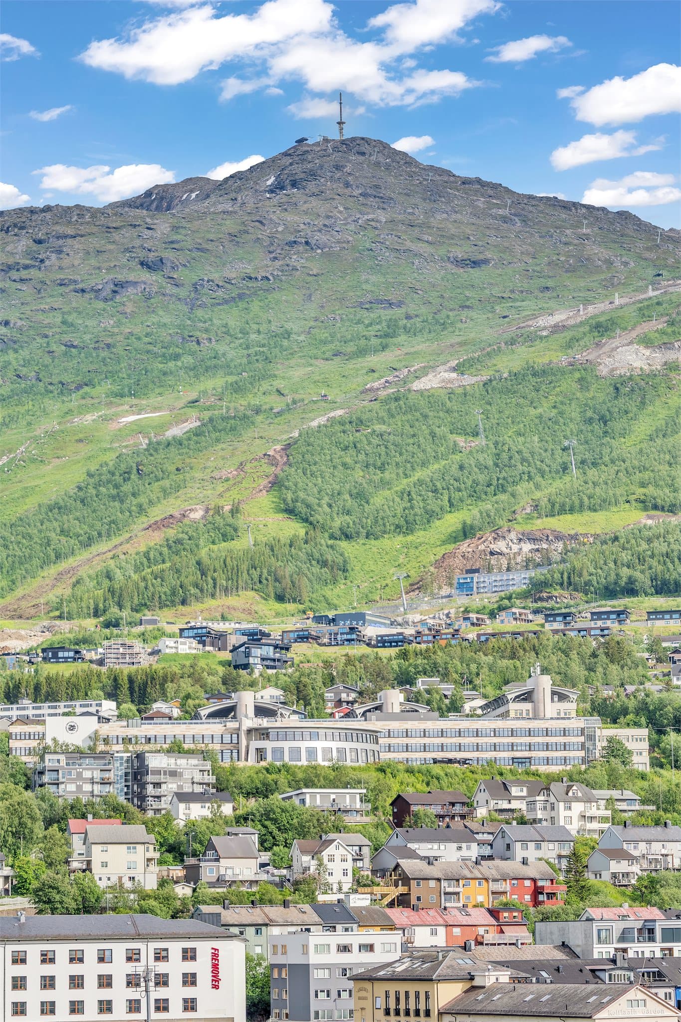 Fra eiendommen er det flott utsikt mot Fagernesfjellet!
