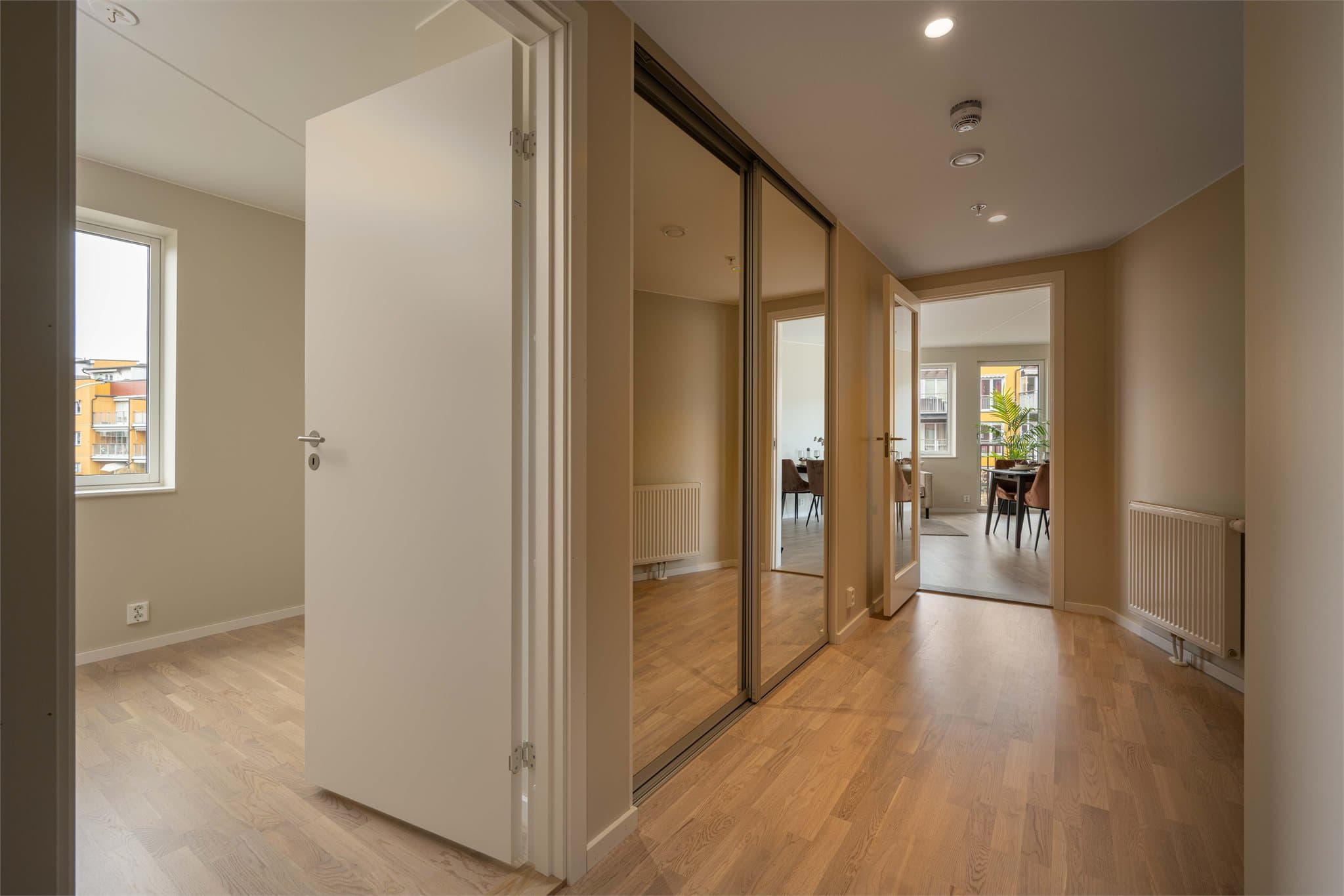 Fra entreen er det direkte tilgang til soverom og videre inn mot leilighetens sosiale sone.