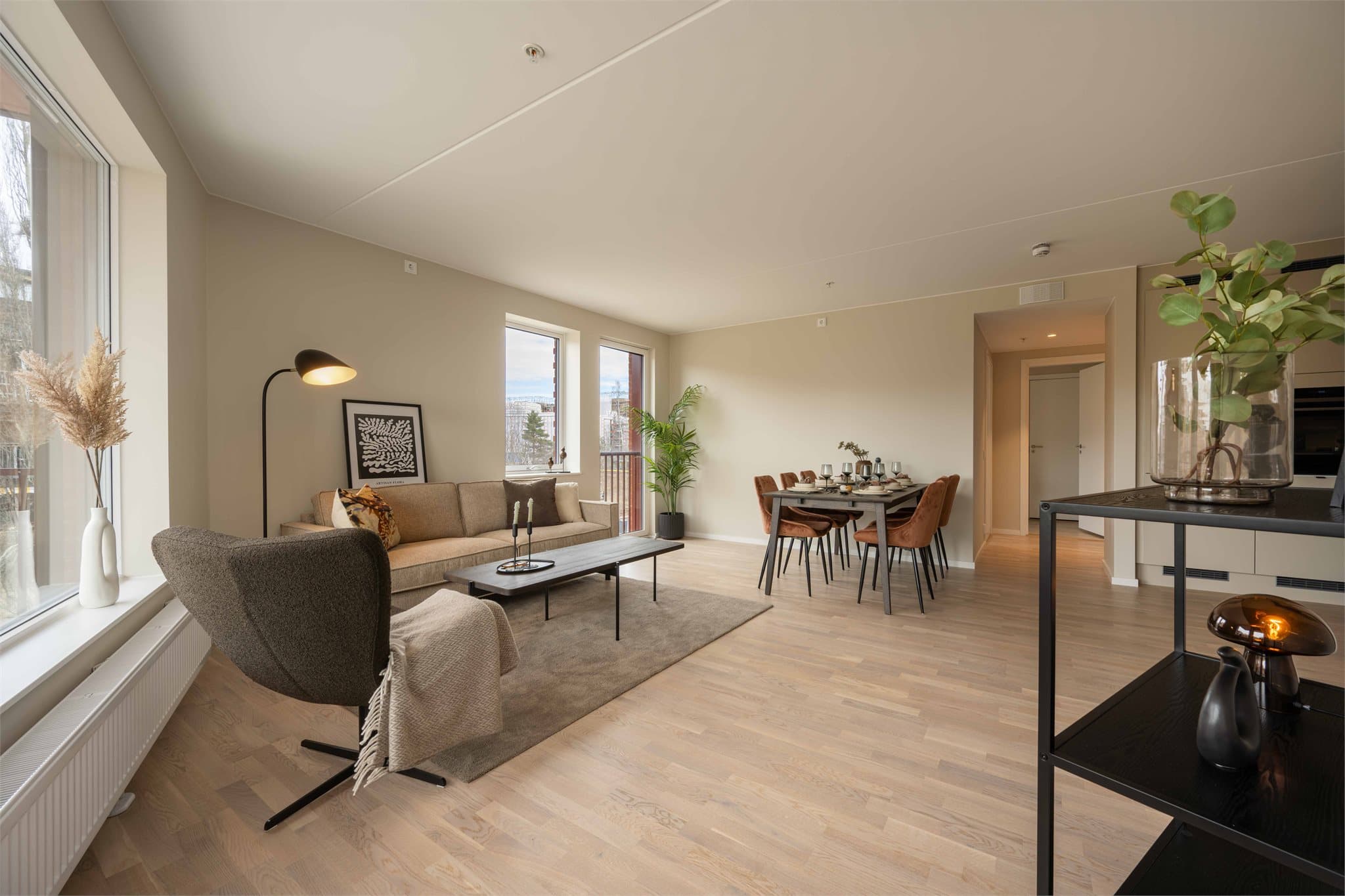 Gjennomgående eikeparkett og lyse, moderne overflater.