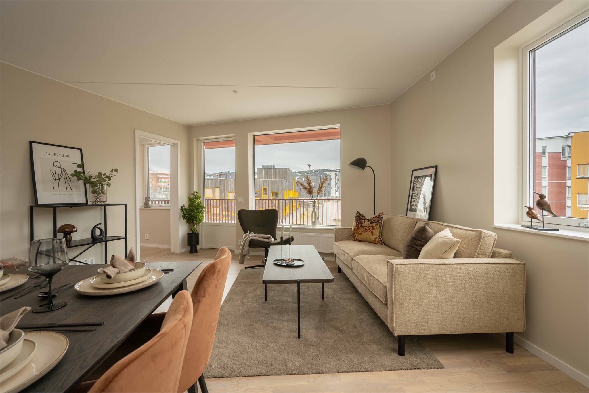 Fra stuen er det adkomst til balkongen og den franske balkongen.