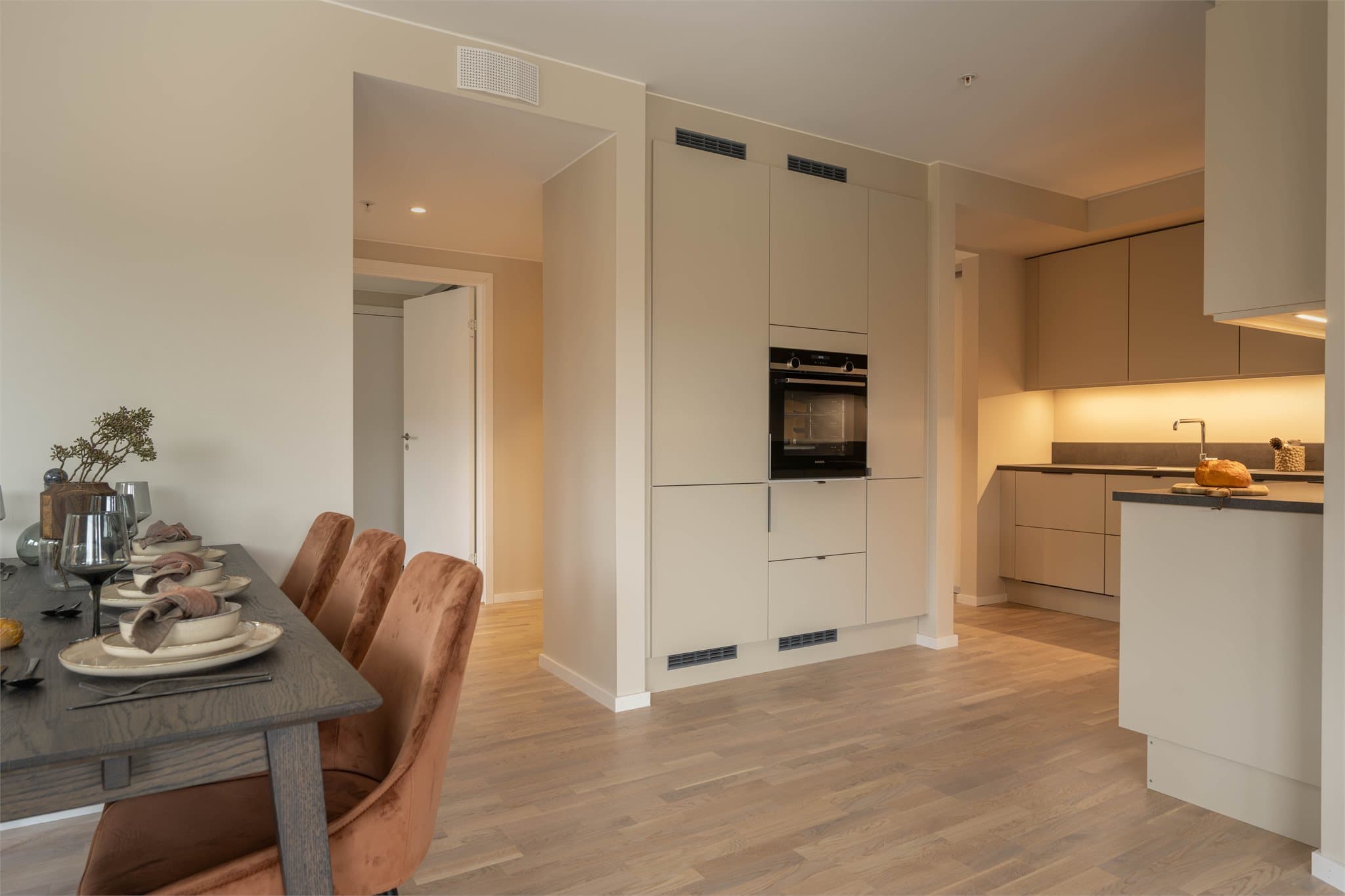 Hvitpigmentert 3-stavs eikeparkett og delikate veggfarger gir en lys og fin atmosfære kombinert med gjennomgående planløsning og mye lys.